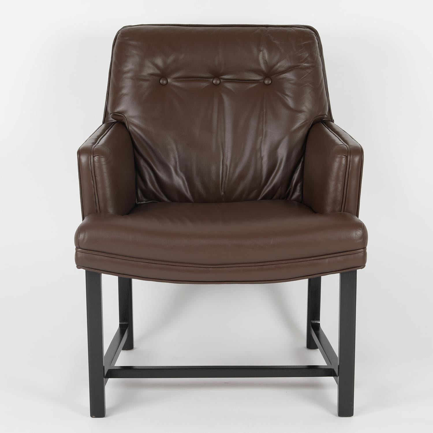 Paire de fauteuils rembourrés en cuir brun avec des bases en acajou foncé par Edward Wormley pour Dunbar, États-Unis, années 1960 (étiquette Dunbar originale sur les fonds).