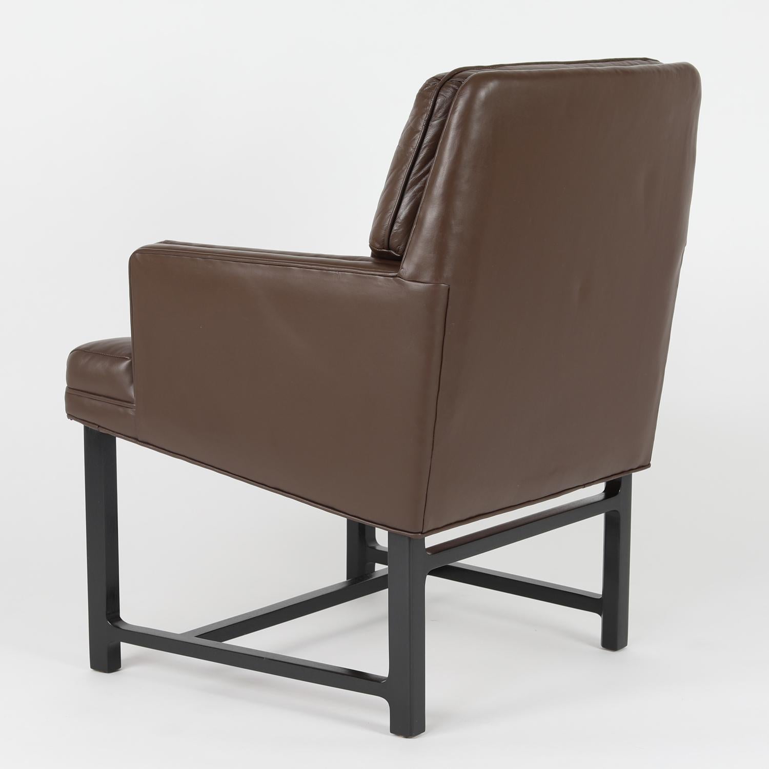 Fait main Edward Wormley paire de fauteuils en cuir avec bases en acajou, signés, 1960 en vente