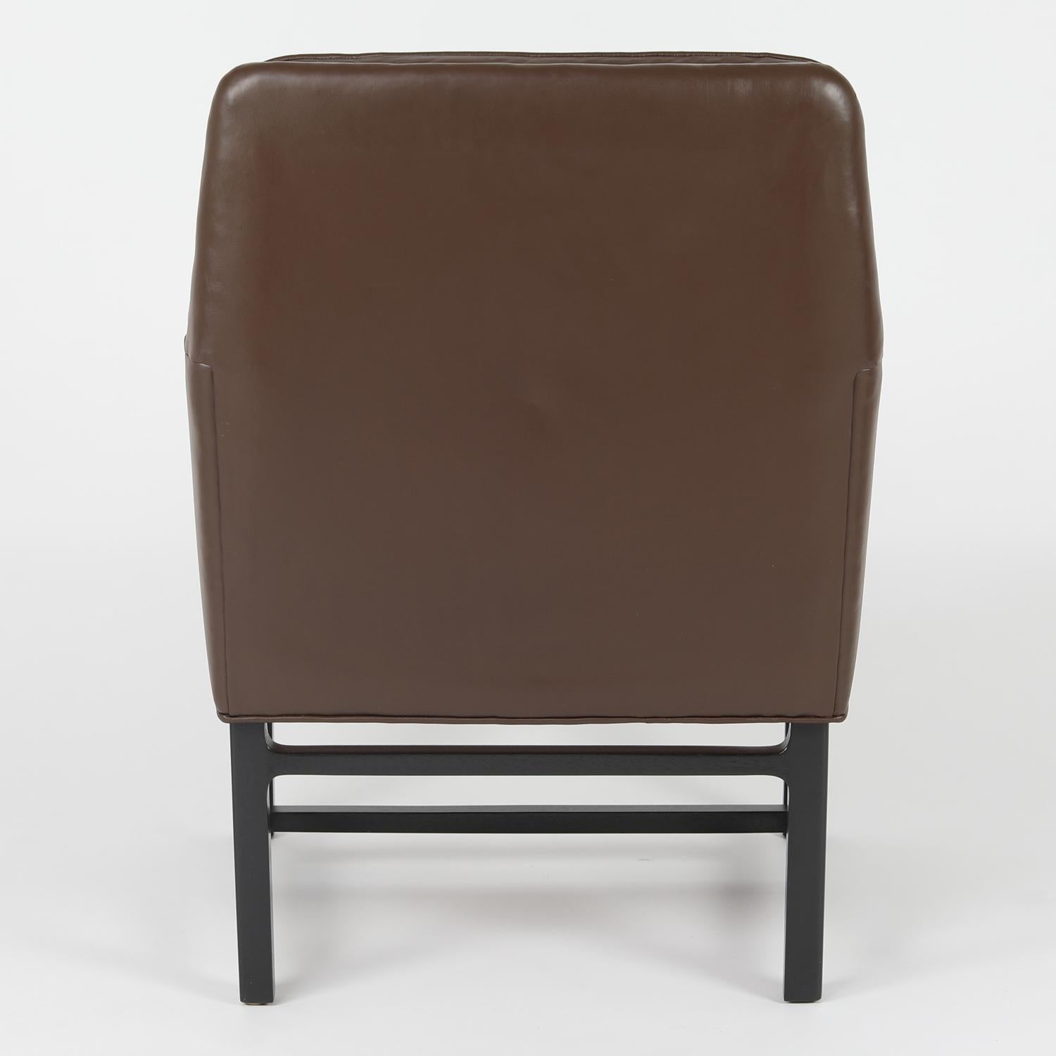 Edward Wormley paire de fauteuils en cuir avec bases en acajou, signés, 1960 Excellent état - En vente à New York, NY