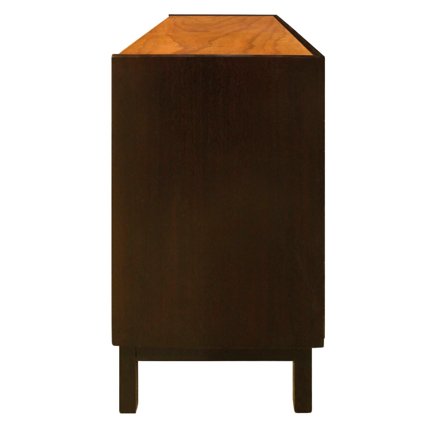 American Edward Wormley Pair of Bedside Tables/Chests in Teak and Mahogany 1950s ‘Signed’