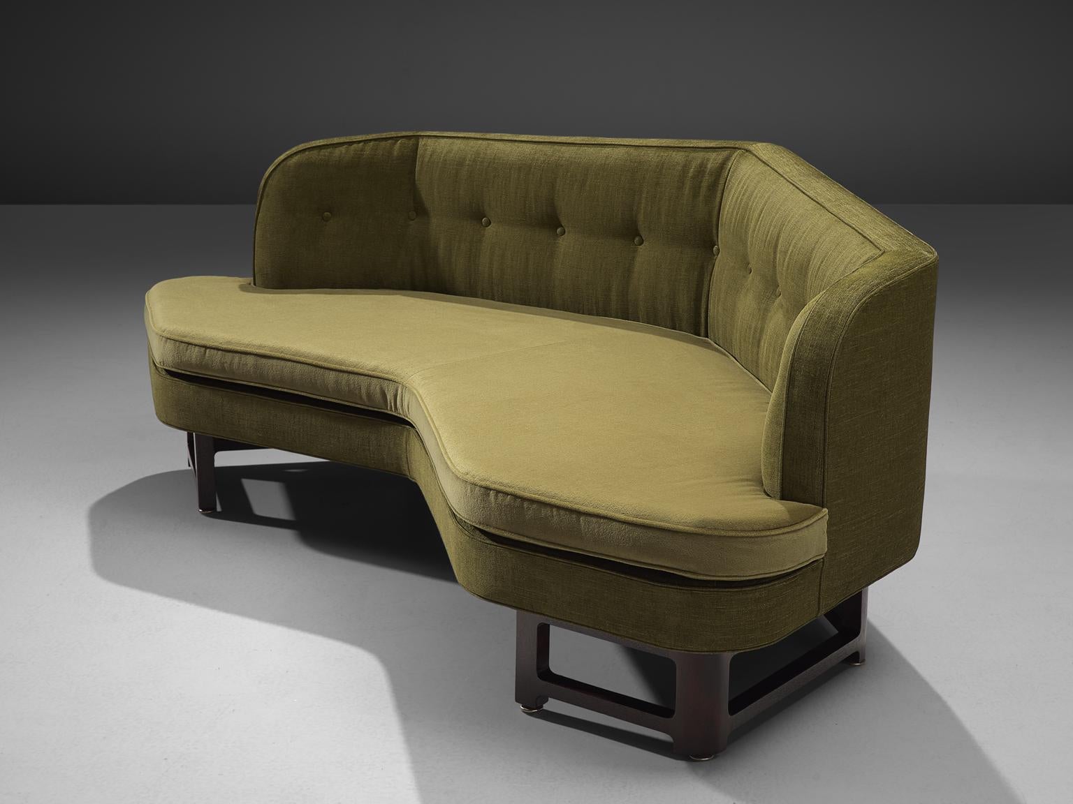 Edward Wormley for Dunbar, Janus sofa model 6392A, reupholstered in green fabric, mahogany, United States, 1960s.

Wide angled Janus' sofa by Edward Wormely. This sofa has a modern shape and sinuous lines which create a comfortable and appealing