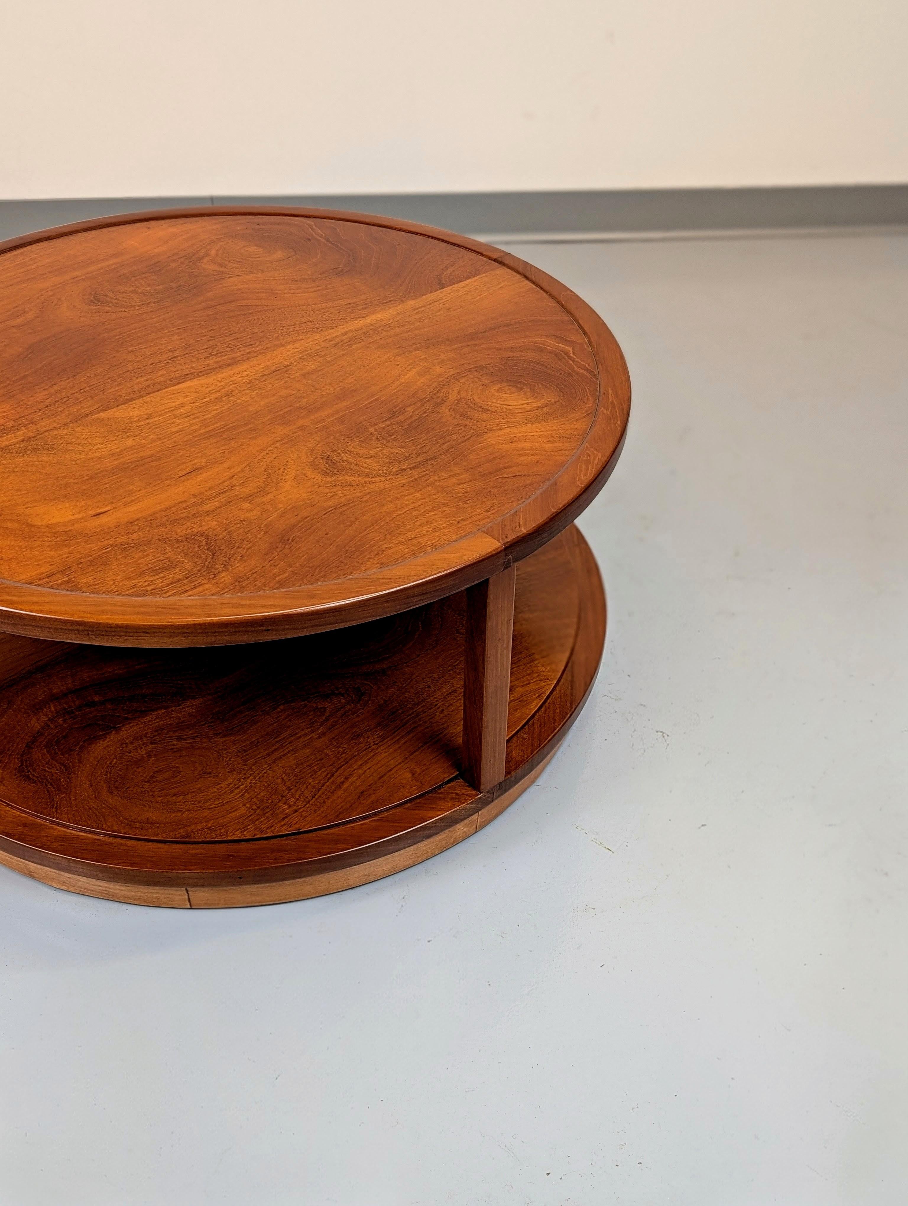 Edward Wormley Table basse ronde à deux niveaux en noyer pour Dunbar Bon état - En vente à Lynn, MA