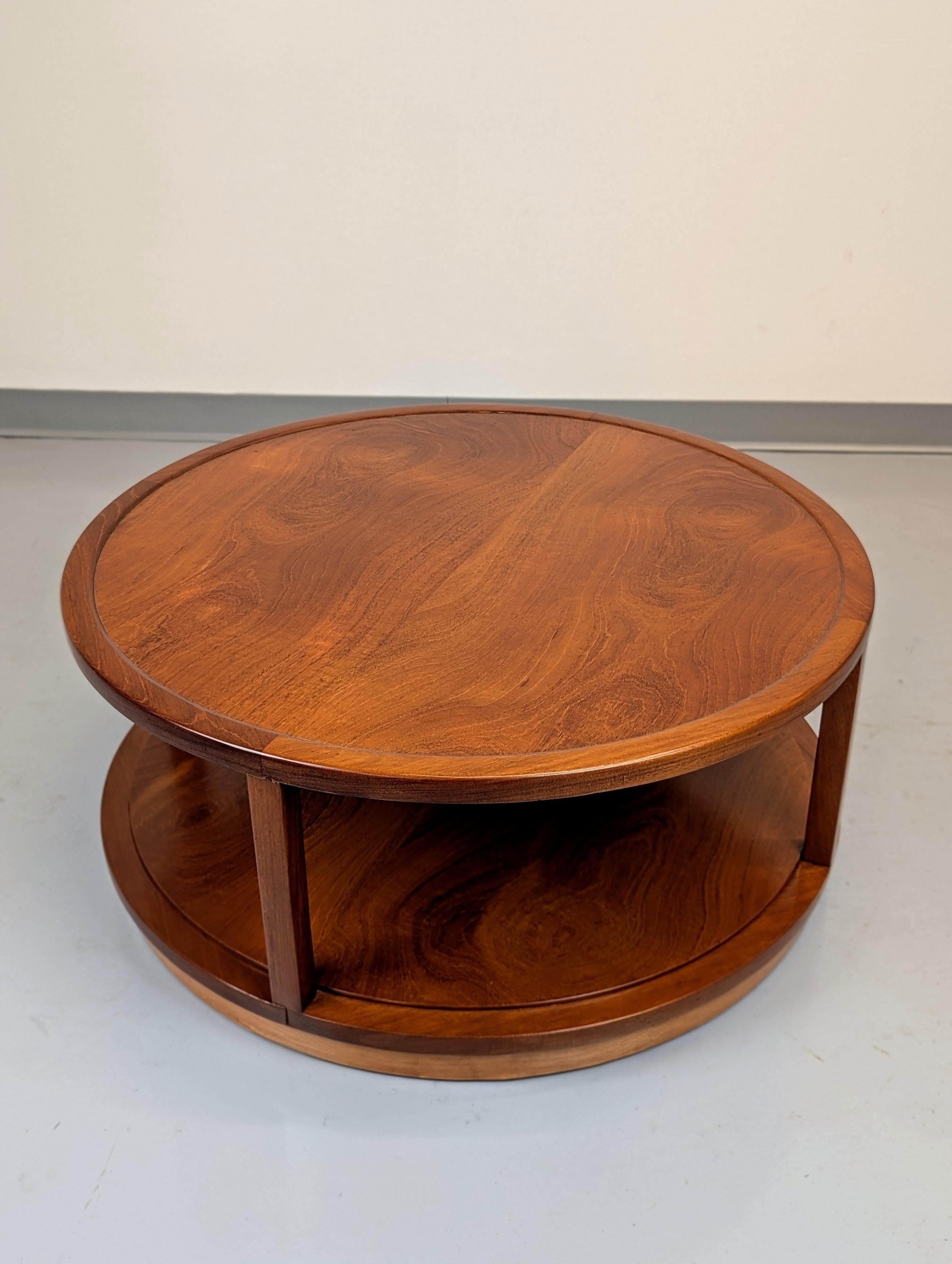 20ième siècle Edward Wormley Table basse ronde à deux niveaux en noyer pour Dunbar en vente