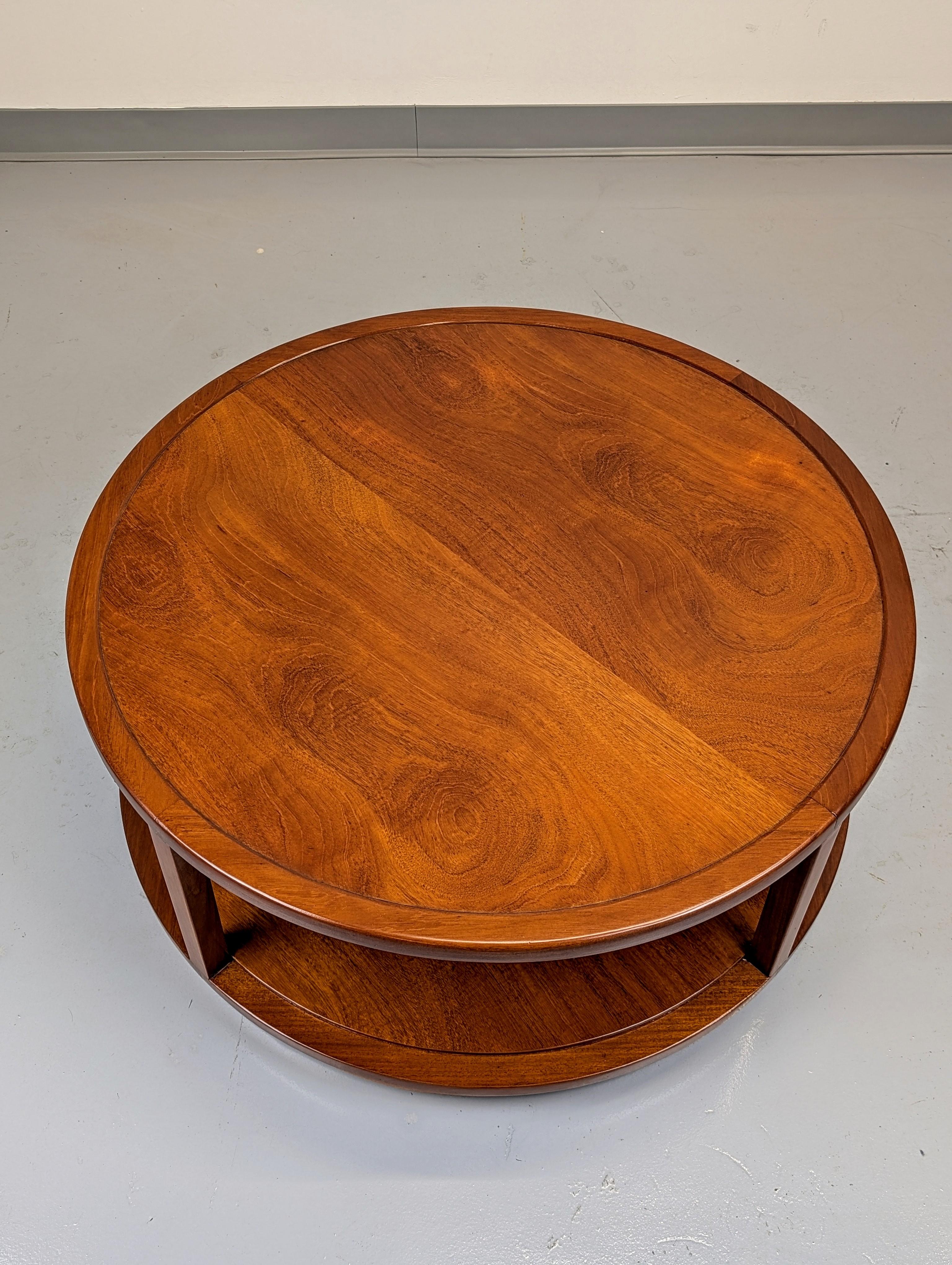 Noyer Edward Wormley Table basse ronde à deux niveaux en noyer pour Dunbar en vente