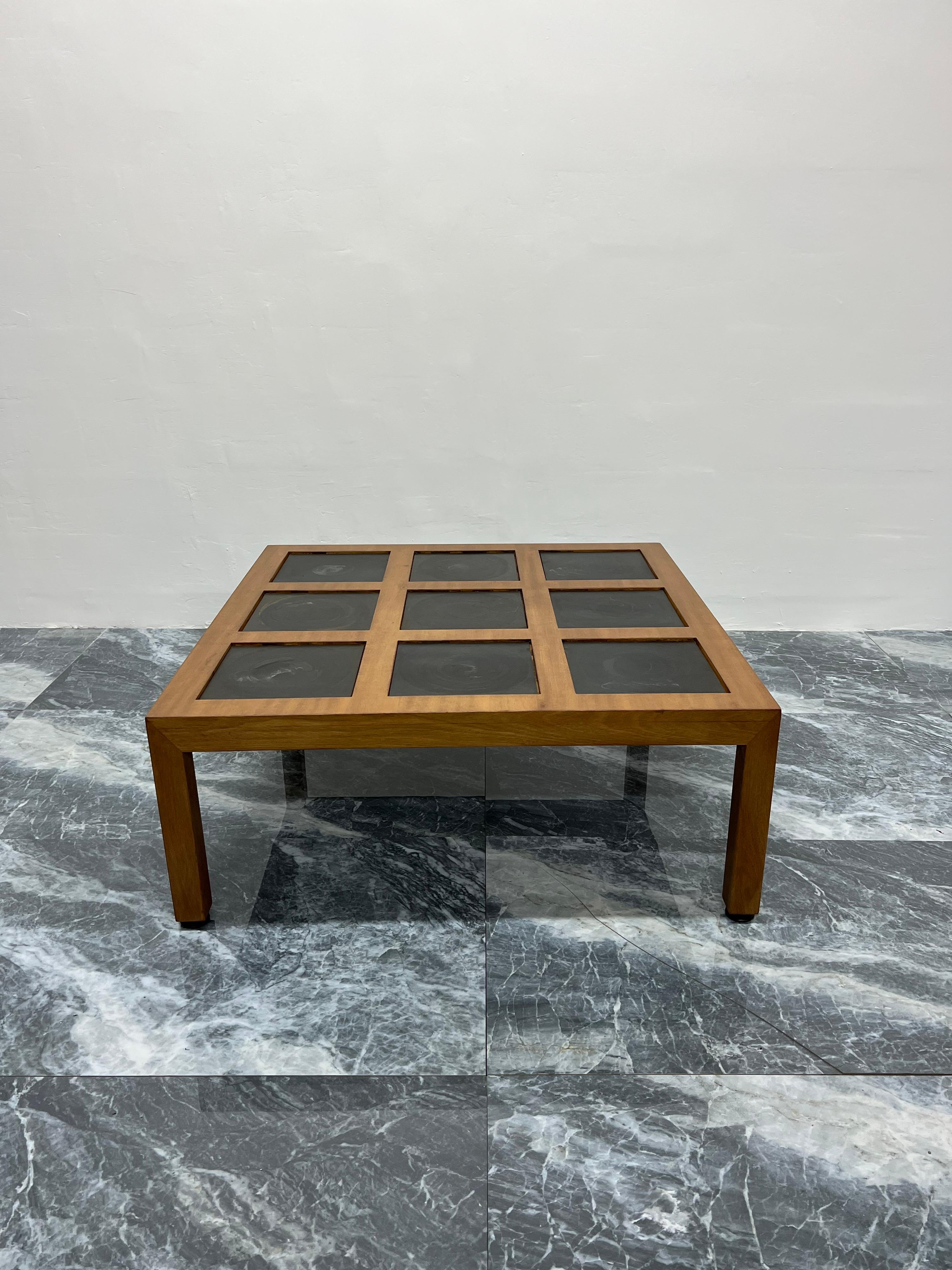 Rare table basse conçue par Edward Wormley, avec neuf plaques d'acier noirci insérées sur un cadre en bois de santal de style Parsons. Fabriqué par Dunbar, années 1950. Le bois de santal a été débarrassé de sa finition d'origine, laissé dans ses