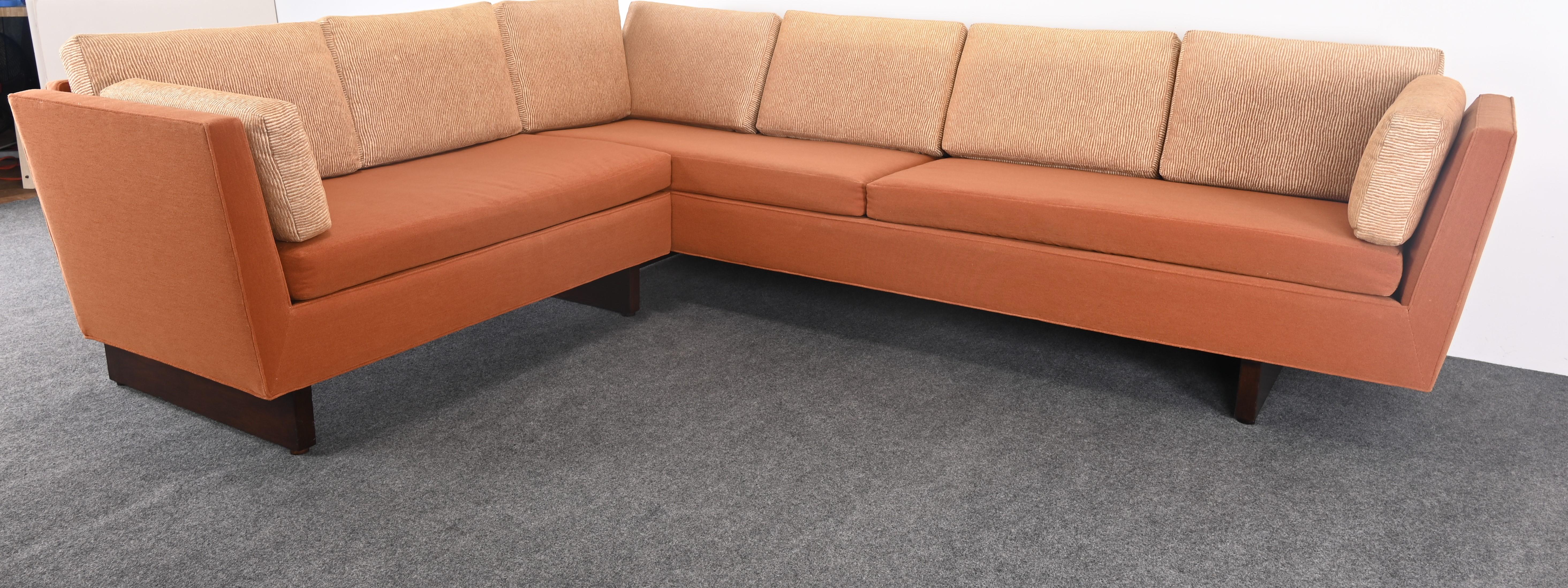 Un classico di Edward Wormley per Dunbar, anni '60, USA. Questo divano componibile a due pezzi presenta il maestoso design dello schienale a mensola in mogano che contraddistingue questo divano Edward Wormley. Questo divano ha un tessuto vintage ma