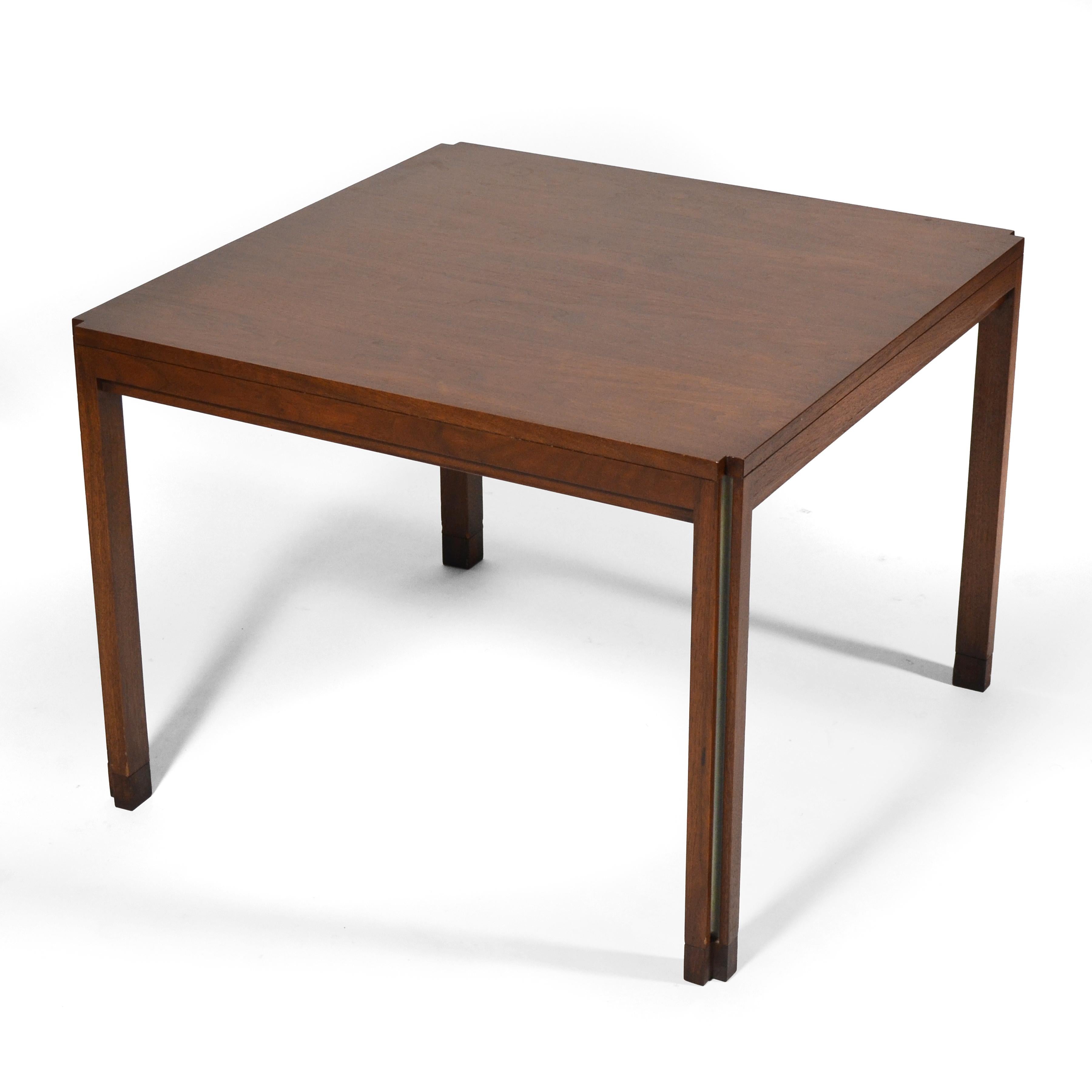 Dans la tradition Wormley, cette table d'appoint en noyer présente des détails très raffinés et subtils. Dans ce cas, les angles coupés sont dotés d'un canal qui court le long des pieds avec un détail métallique inséré.

23 