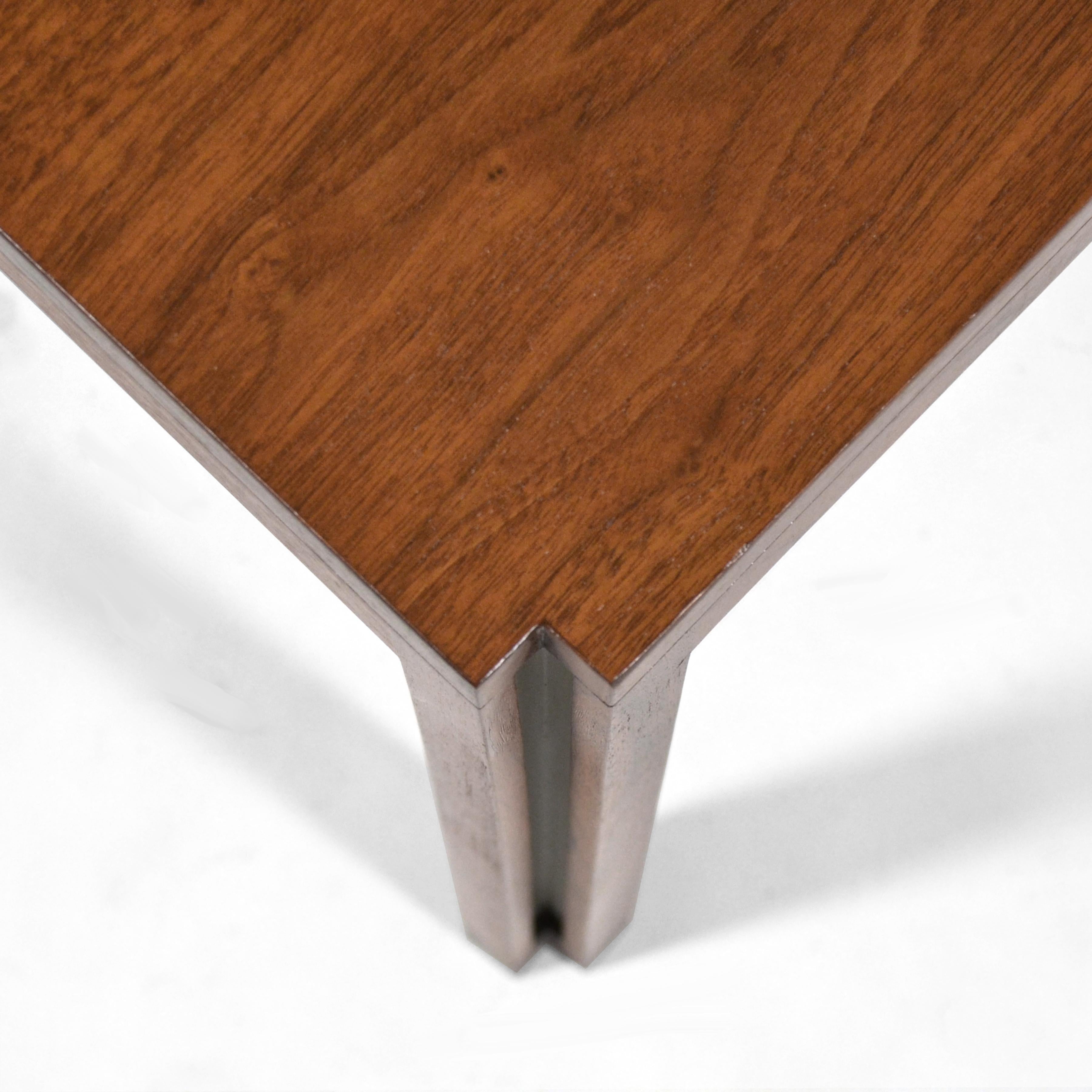 Milieu du XXe siècle Table d'appoint Edward Wormley avec détails en métal par Dunbar en vente