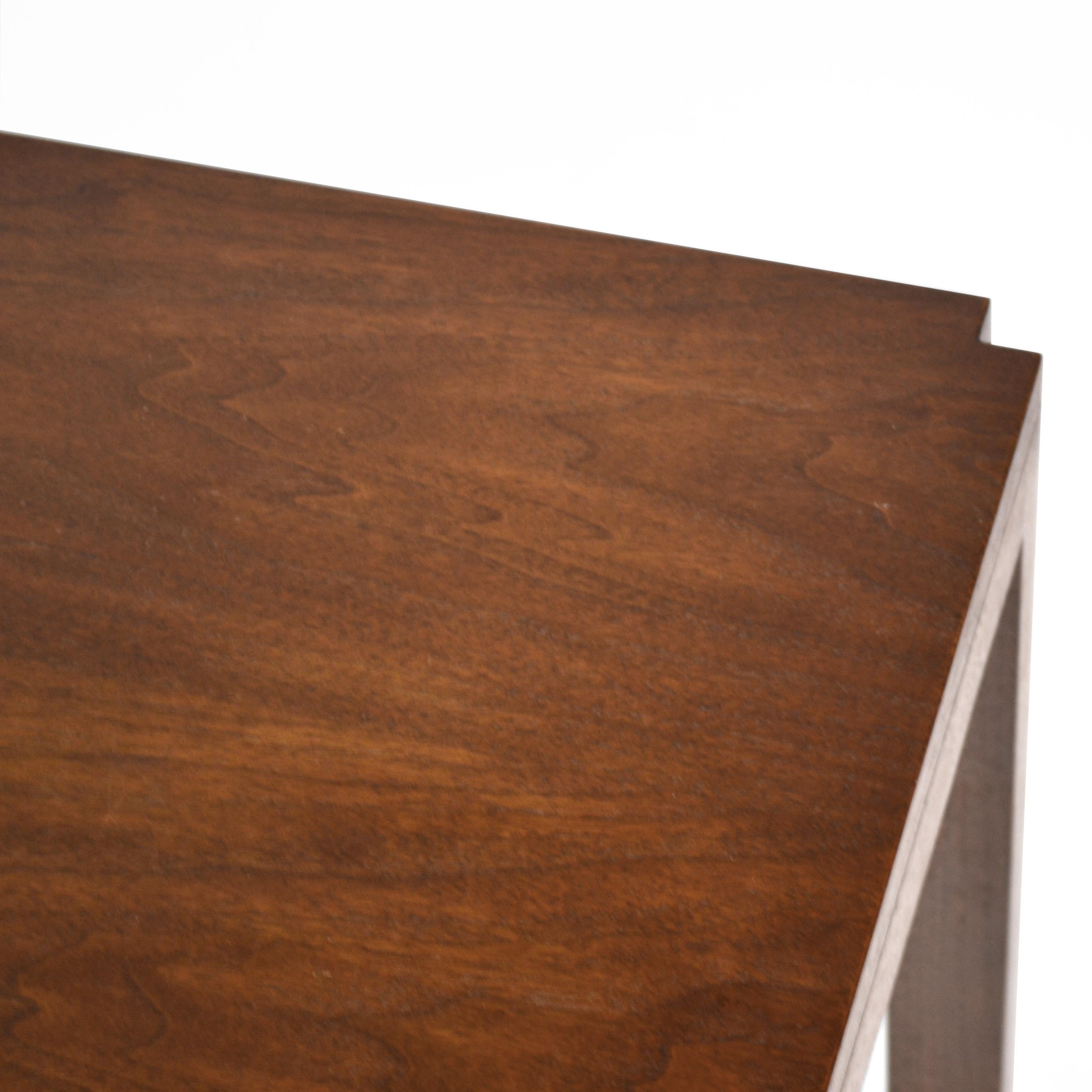 Métal Table d'appoint Edward Wormley avec détails en métal par Dunbar en vente