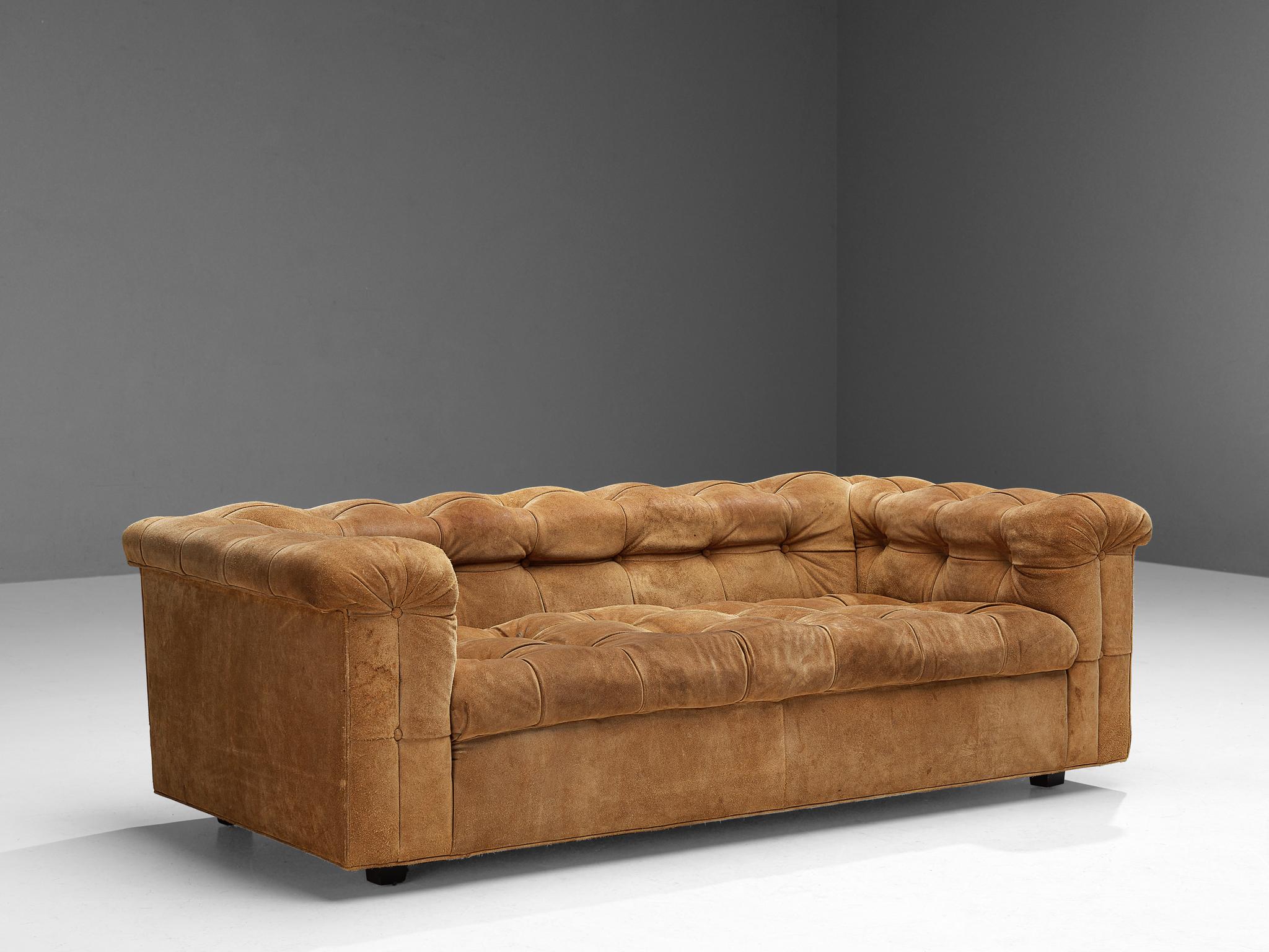 Edward Wormley for Dunbar, sofa model 5407, suede, United States, 1950s

Cognac suede sofa by American designer Edward Wormley. This sofa has an interesting appearance of a Classic Chesterfield set with a modern aesthetic. The outside is tight and