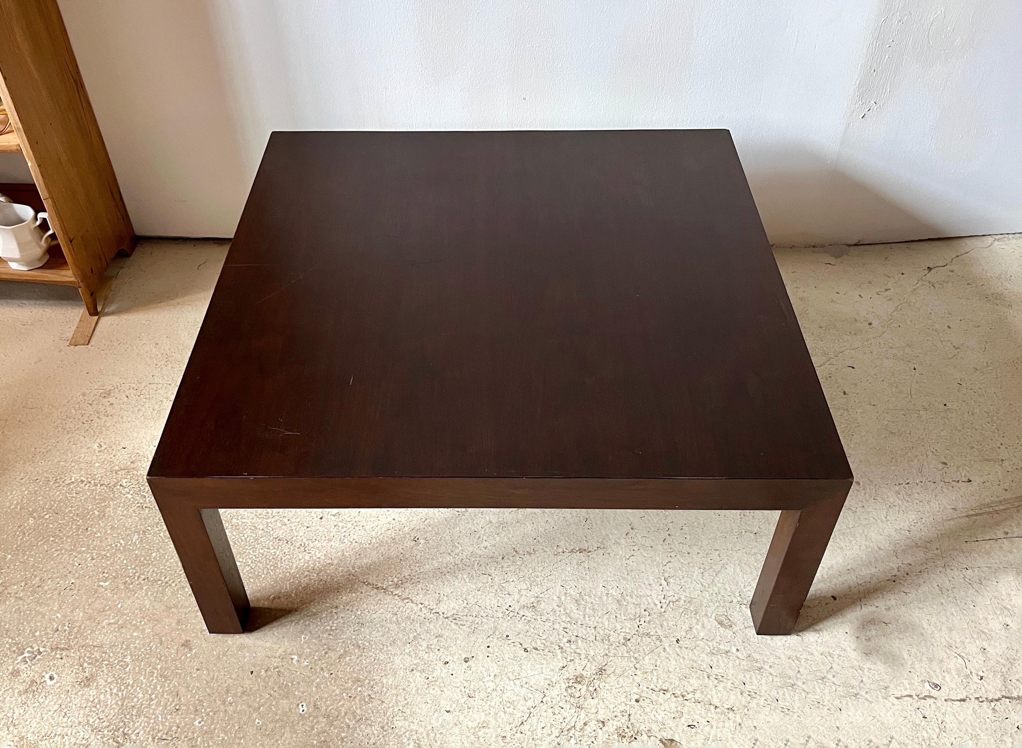 Vers les années 1950, table à café ou à cocktail américaine à plateau carré, de style moderne du milieu du siècle, conçue par Edward Wormley pour Dunbar Furniture à Berne, Indiana, États-Unis. Design/One intemporel dans une finition foncée.