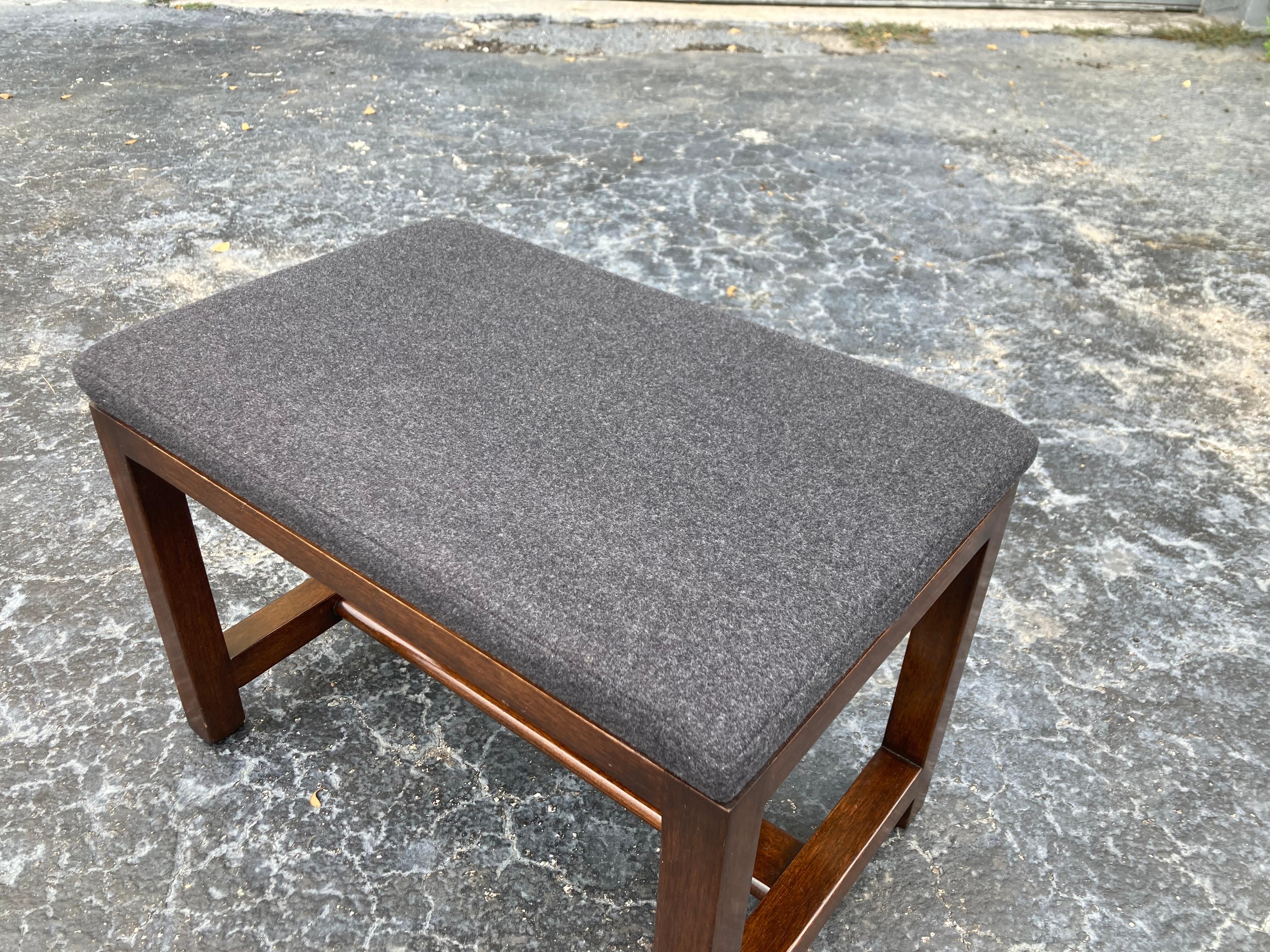 Sgabello Edward Wormley per Dunbar. Legno di mogano e tessuto grigio.