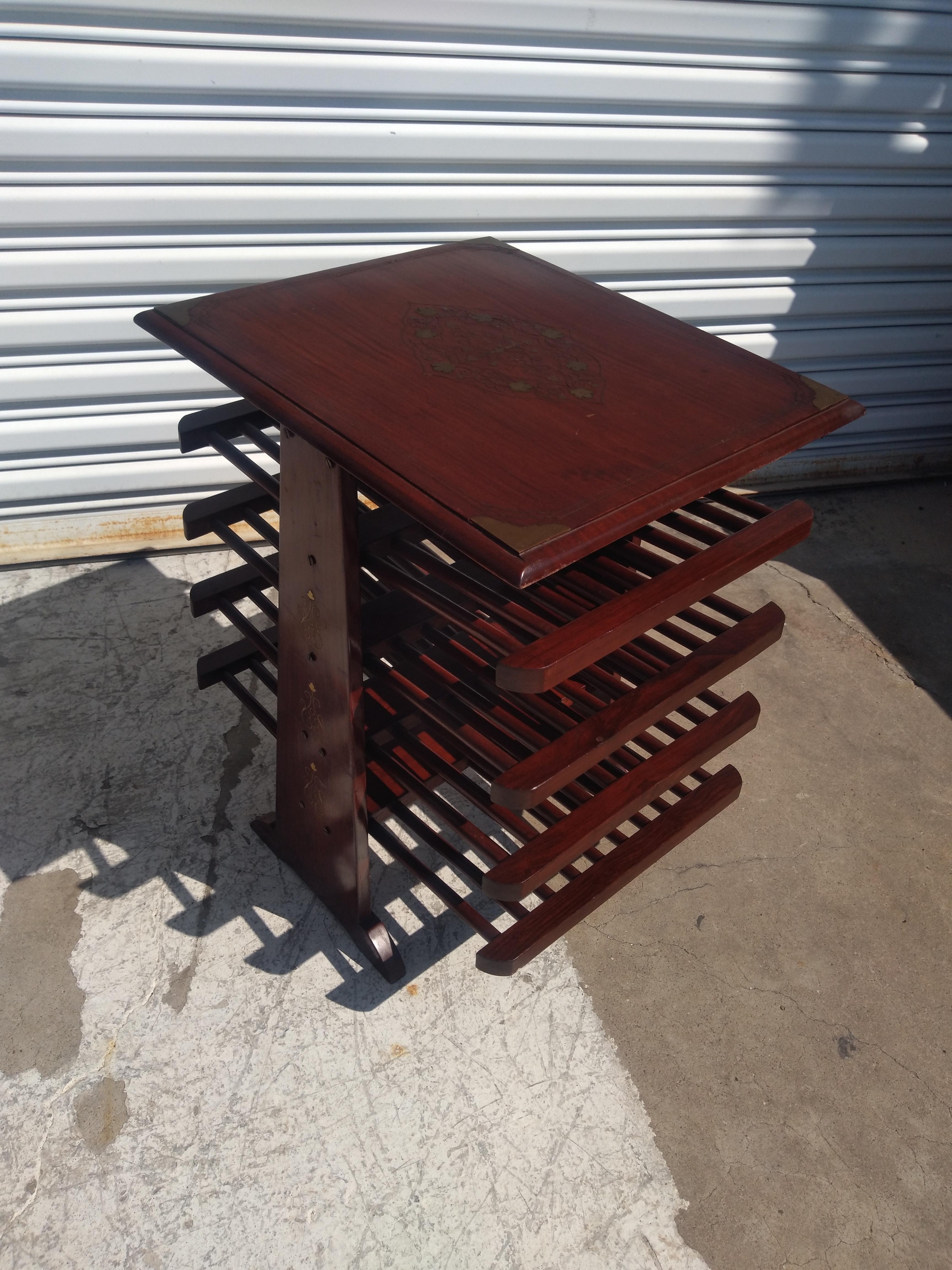 Questo è un bellissimo portariviste. È realizzato nello stile di Edward Wormley. È costruito in palissandro e presenta un intricato intarsio in ottone. Il piano presenta angoli intarsiati in ottone e un intarsio in ottone al centro. Le gambe hanno