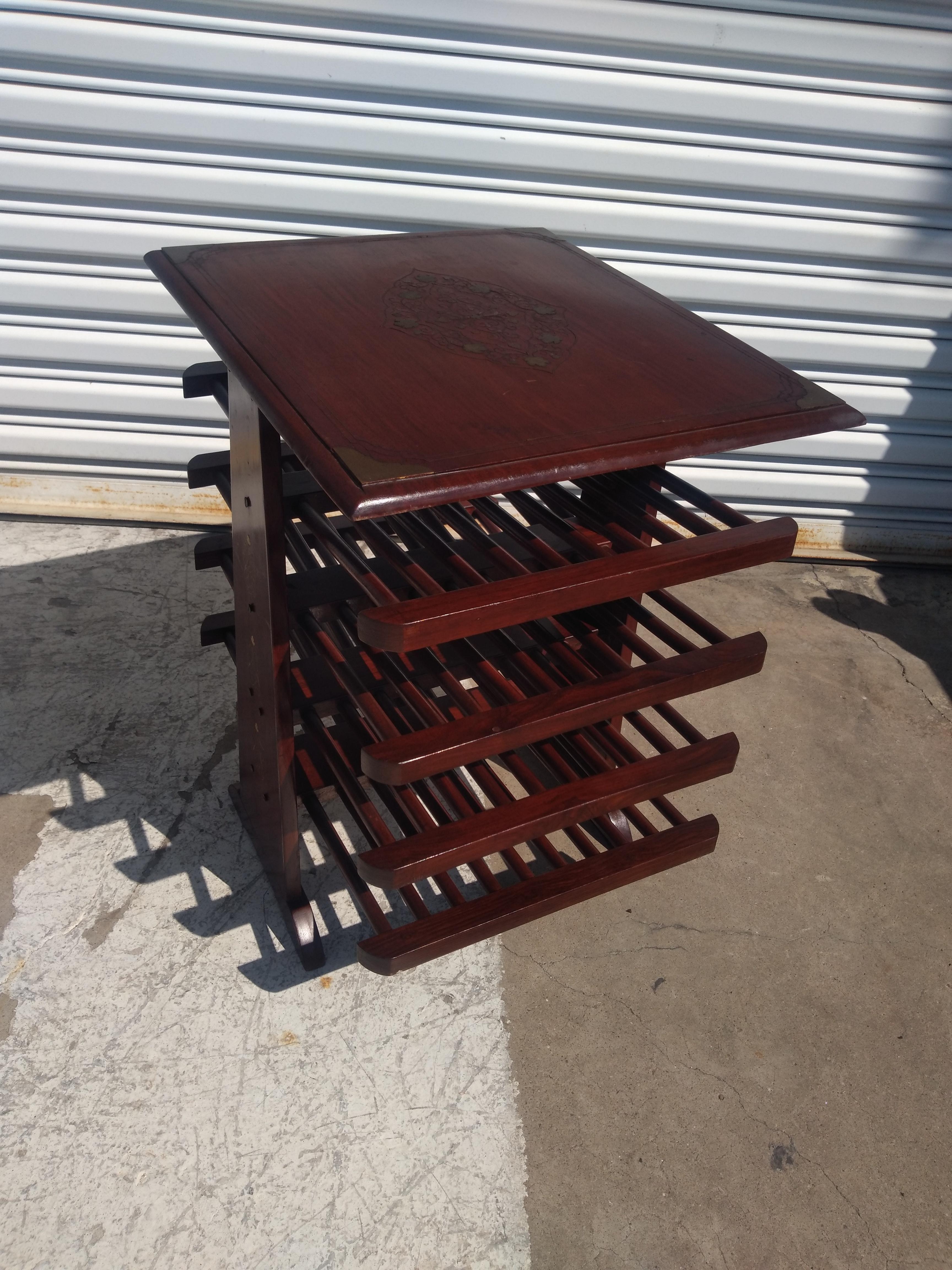 Mid-Century moderno Albero portariviste in stile Edward Wormley con intarsio in ottone in vendita