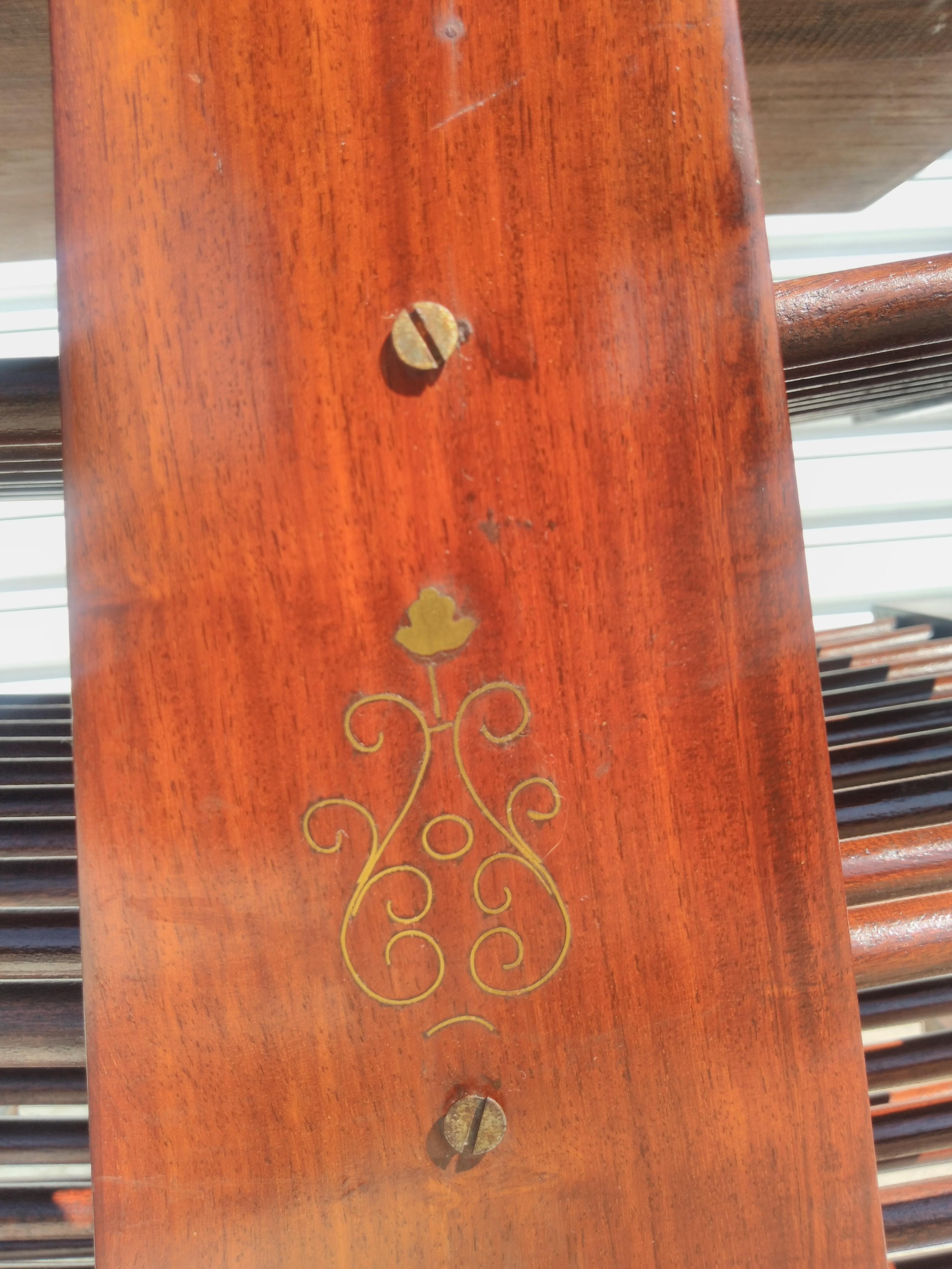 Sconosciuto Albero portariviste in stile Edward Wormley con intarsio in ottone in vendita