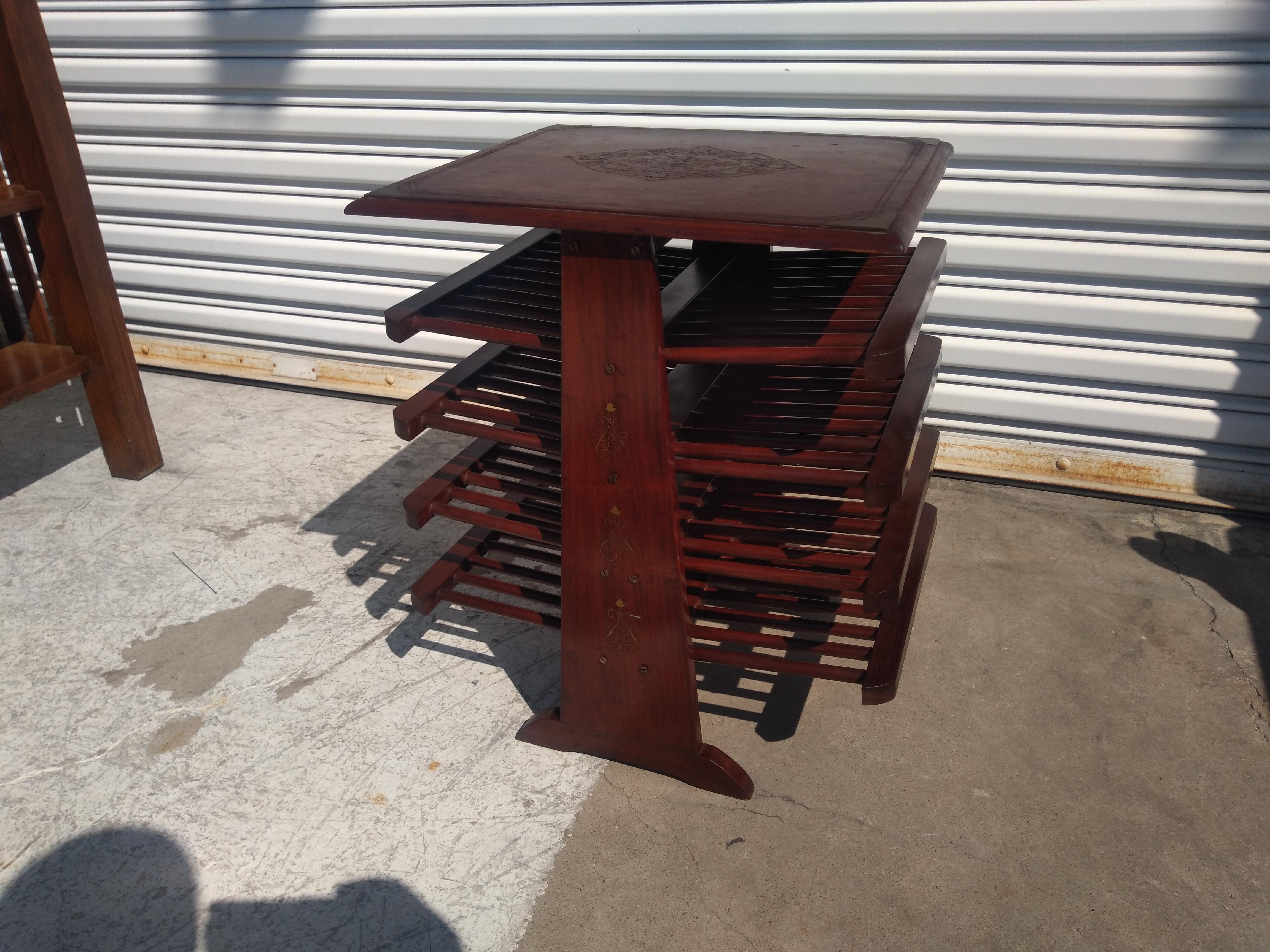 Albero portariviste in stile Edward Wormley con intarsio in ottone In condizioni buone in vendita a Pasadena, TX