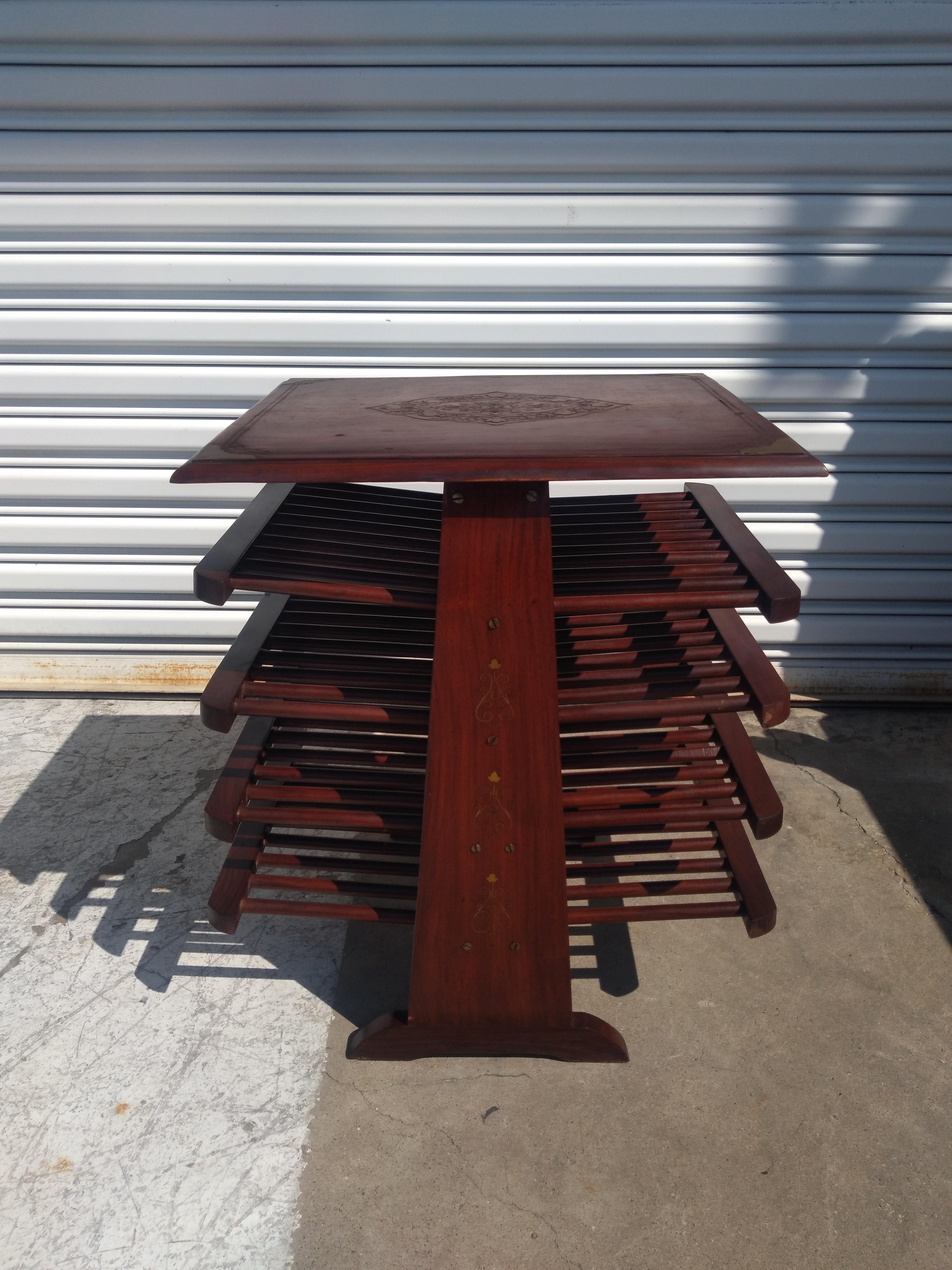 Ottone Albero portariviste in stile Edward Wormley con intarsio in ottone in vendita