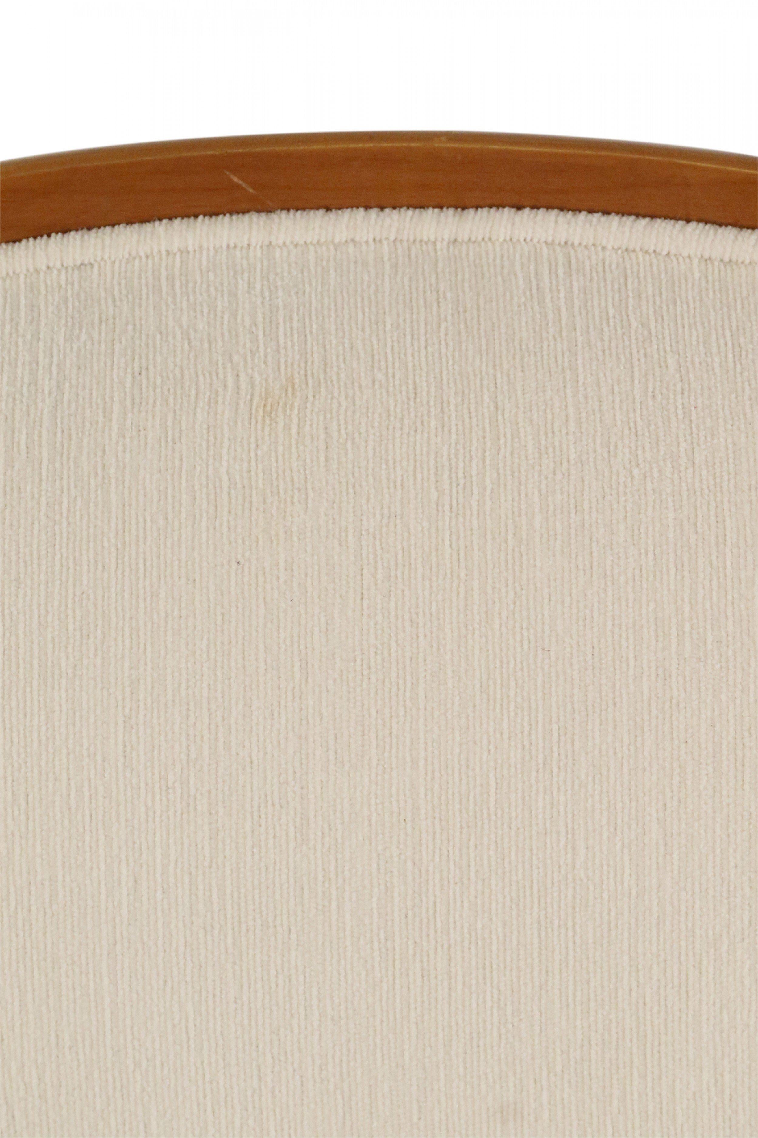 Beigefarbener gepolsterter Ahornsessel im Stil von Edward Wormley mit hoher Rückenlehne aus der Mitte des Jahrhunderts im Angebot 2