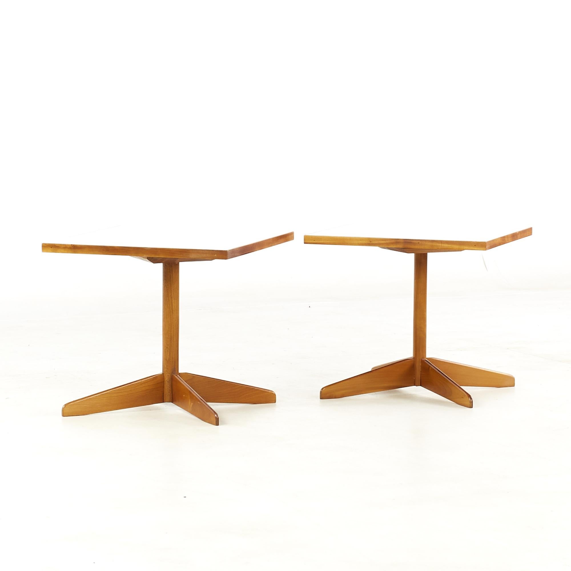 Edward Wormley-Stil Mitte des Jahrhunderts Nussbaum und weißes Laminat End Tabellen - Paar.

Jeder Tisch misst: 18 breit x 18 tief x 16 Zoll hoch.

Alle Möbelstücke sind in einem so genannten restaurierten Vintage-Zustand zu haben. Das bedeutet,