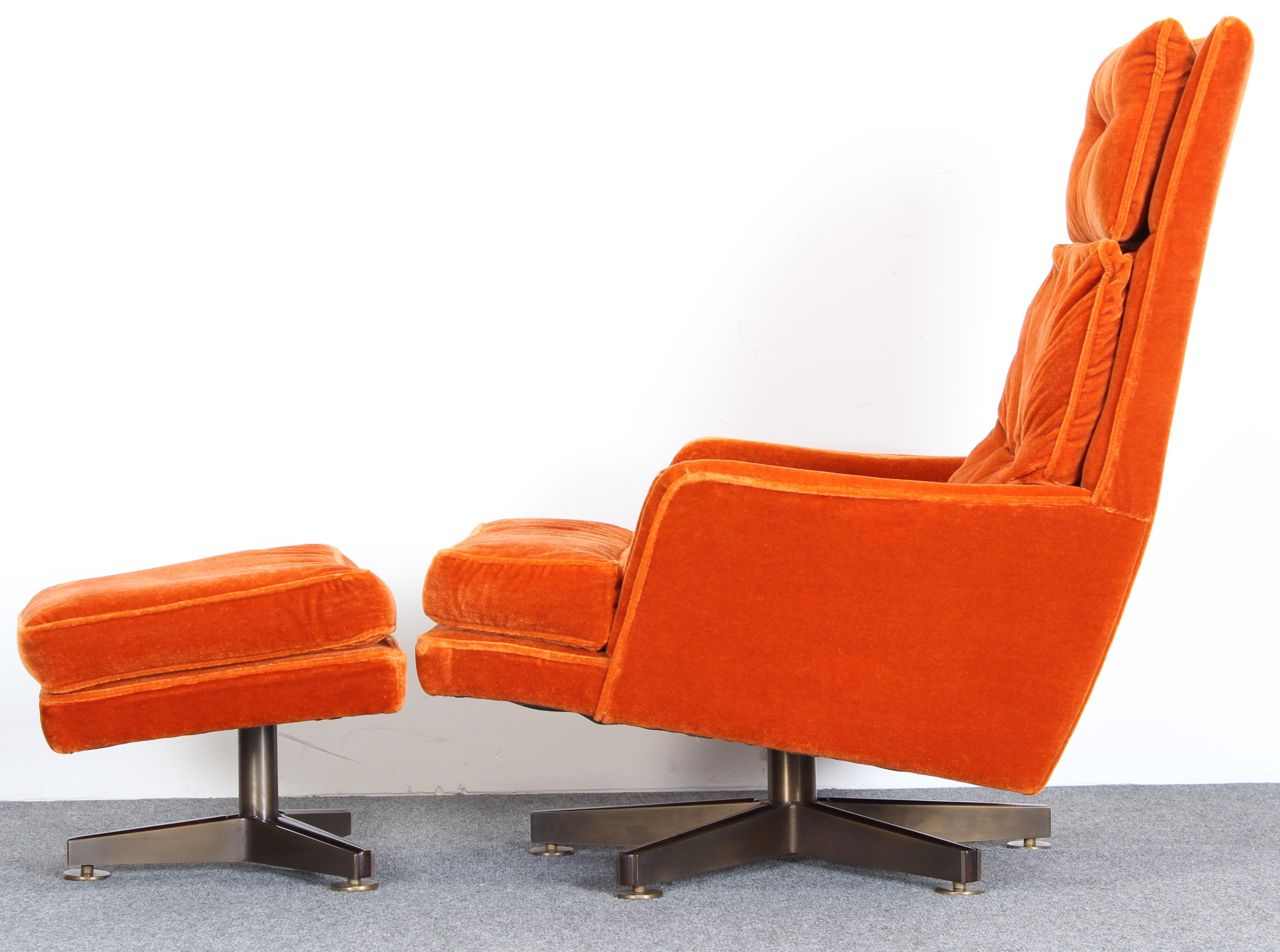 Edward Wormley Swivel Lounge Chair and Ottoman for Dunbar, 1960 In Good Condition For Sale In Hamburg, PA