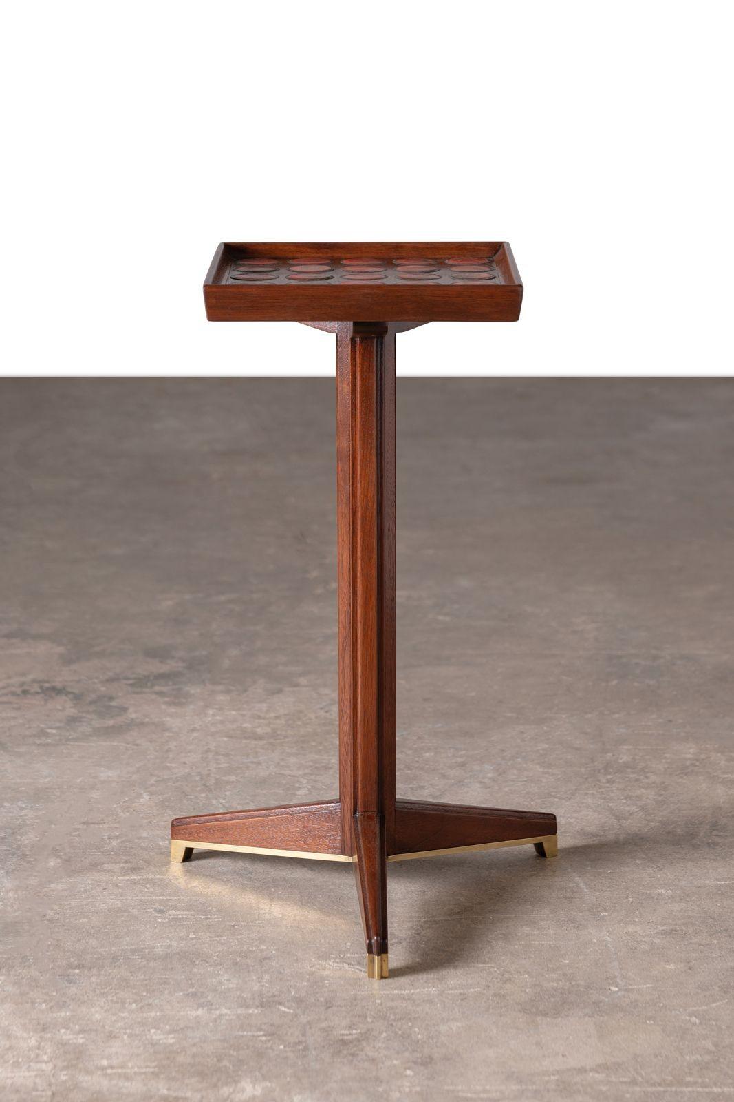 Rare version haute de la table d'appoint Janus, modèle 6047, conçue par Edward Wormley pour la ligne Janus de Dunbar en 1960.
La table contient vingt-cinq carreaux circulaires originaux de Gertrude et Otto Natzler dans une glaçure orange vibrante