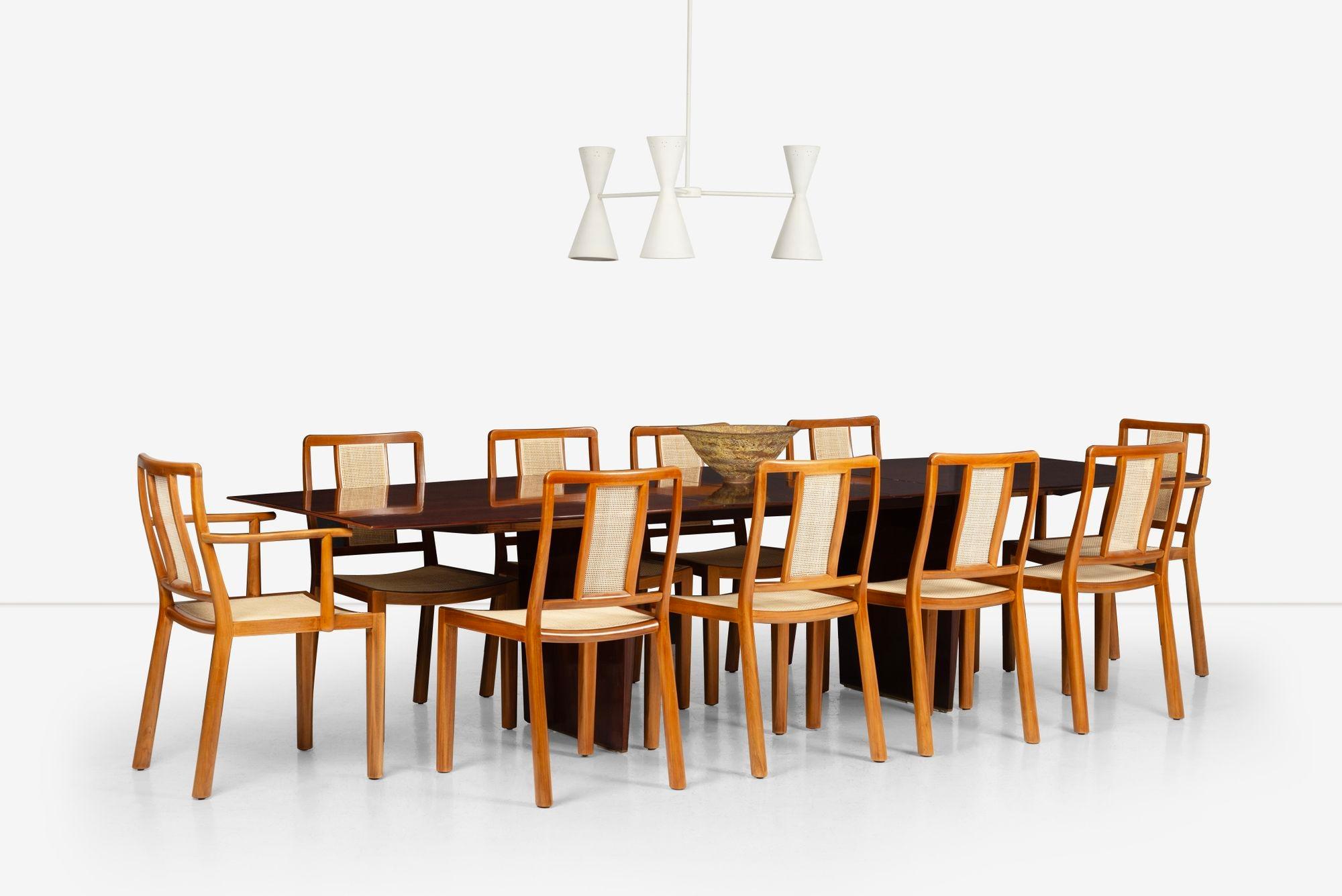 Mesa de comedor Tawi de Edward Wormley para Dunbar, modelo 5461 Patas cónicas de caoba con herraduras de latón macizo. Presenta tres hojas cruzadas de 12 pulgadas; la mesa mide 131,5 pulgadas cuando está totalmente extendida.
[Etiqueta del