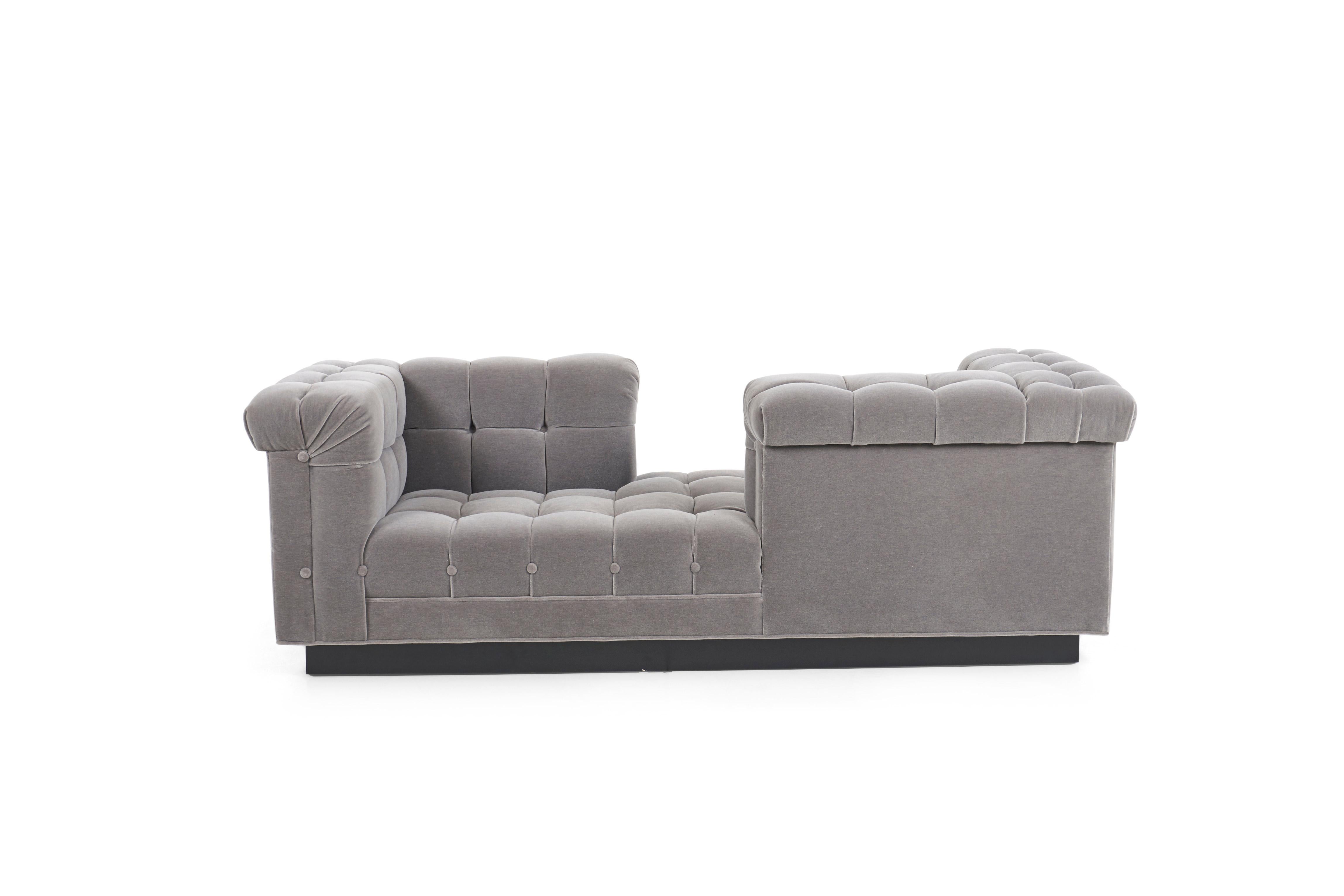 Tete-e-Tete-Sofa von Wormley für Dunbar, getuftet und neu gepolstert mit Great Plains Mohair auf Sockel.
(Metall 