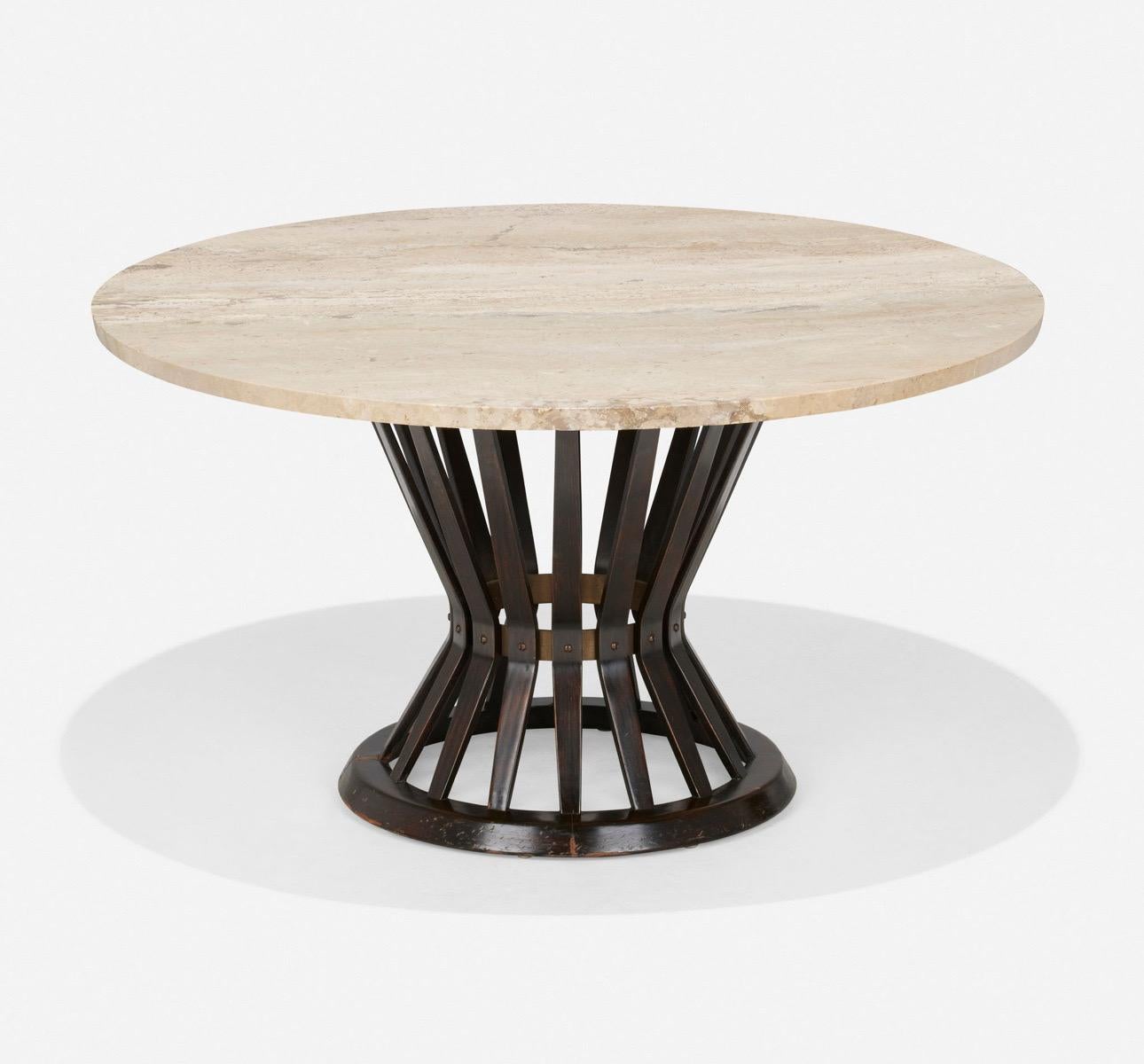 Table basse à plateau rond en marbre travertin avec base en frêne laqué brun foncé rehaussée de laiton par Edward Wormley pour Dunbar.  Modèle 5574z

USA, c. 1955 / c. 1960.

Label en métal doré du fabricant sur la face inférieure 