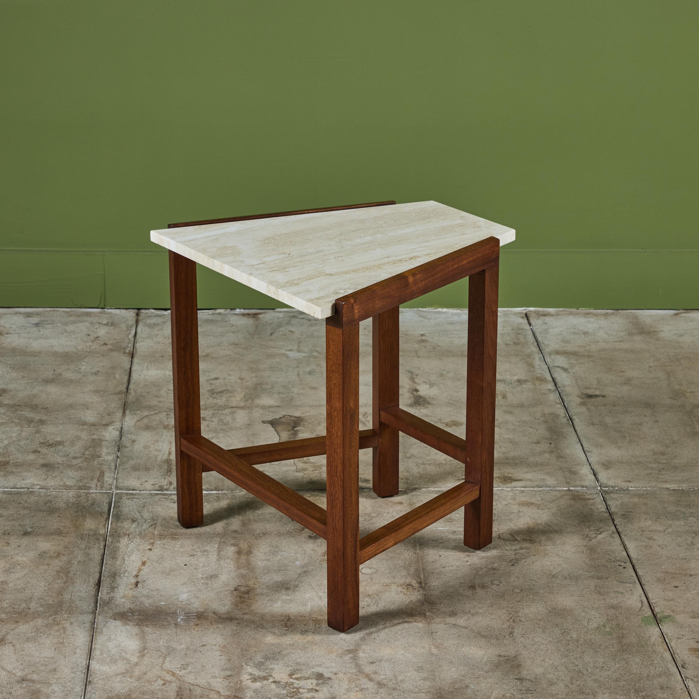 Table d'appoint en forme de coin par Edward Wormley pour Dunbar, c.1950s, USA. Cette table d'appoint présente un plateau trapézoïdal en travertin, qui repose sur une base en acajou foncé contrastant avec des montants horizontaux.  Conserve