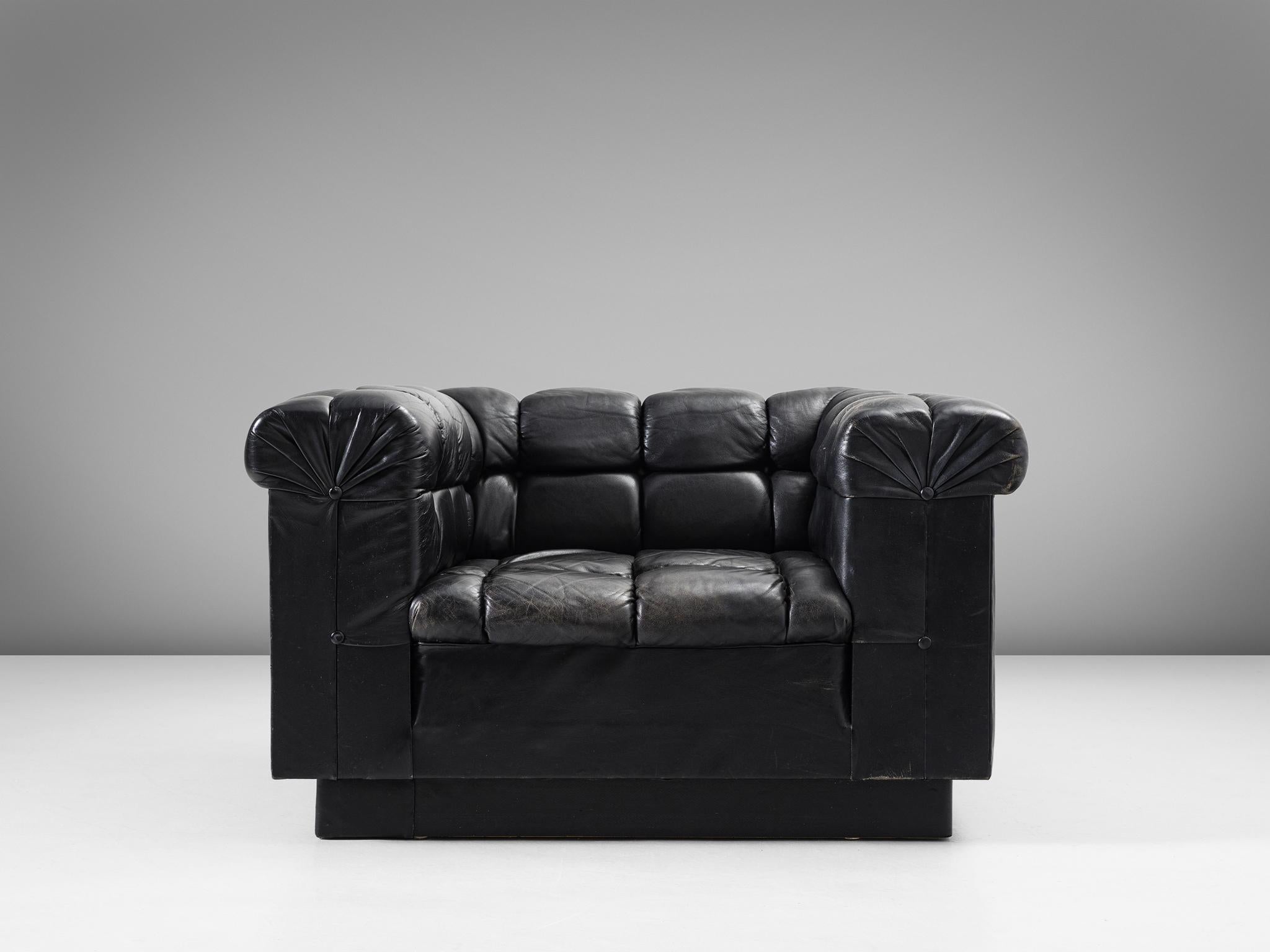 Edward Wormley for Dunbar, lounge chair model 'Party', leather, United States, 1960s.

Rare black leather 'Party Chair' by American designer Edward Wormley. This armchair has an interesting appearance of a classic chesterfield chair with a modern