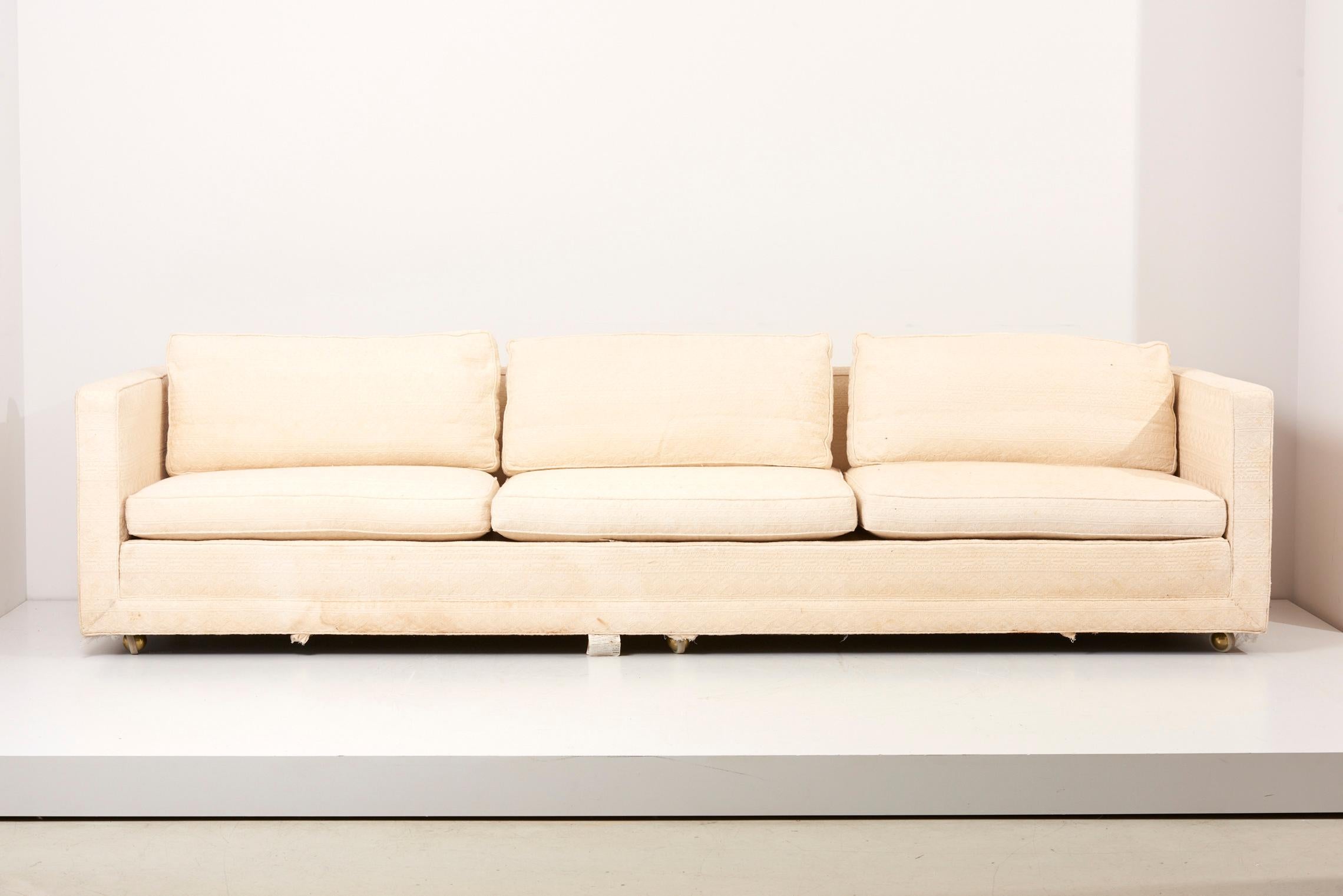 Edward Wormley Tuxedo Sofa für Dunbar, USA 1960er Jahre, Label. Dreisitziges Sofa mit jeweils drei Sitz- und Rückenkissen. Wir bieten Neupolsterungen in unserer hauseigenen Werkstatt an.