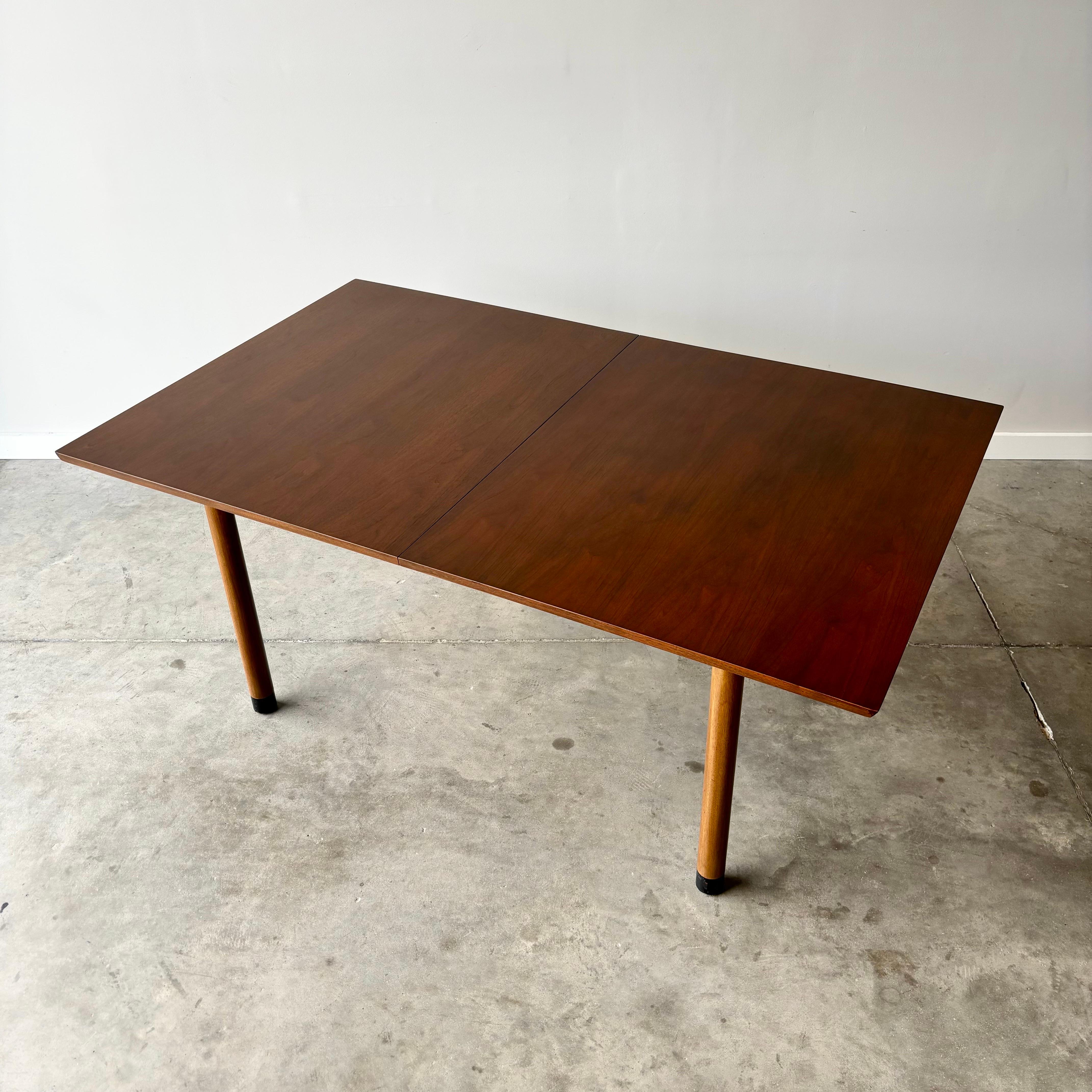 Table de salle à manger en noyer pour Dunbar, moderne du milieu du siècle dernier The Moderns Wormley en vente 6