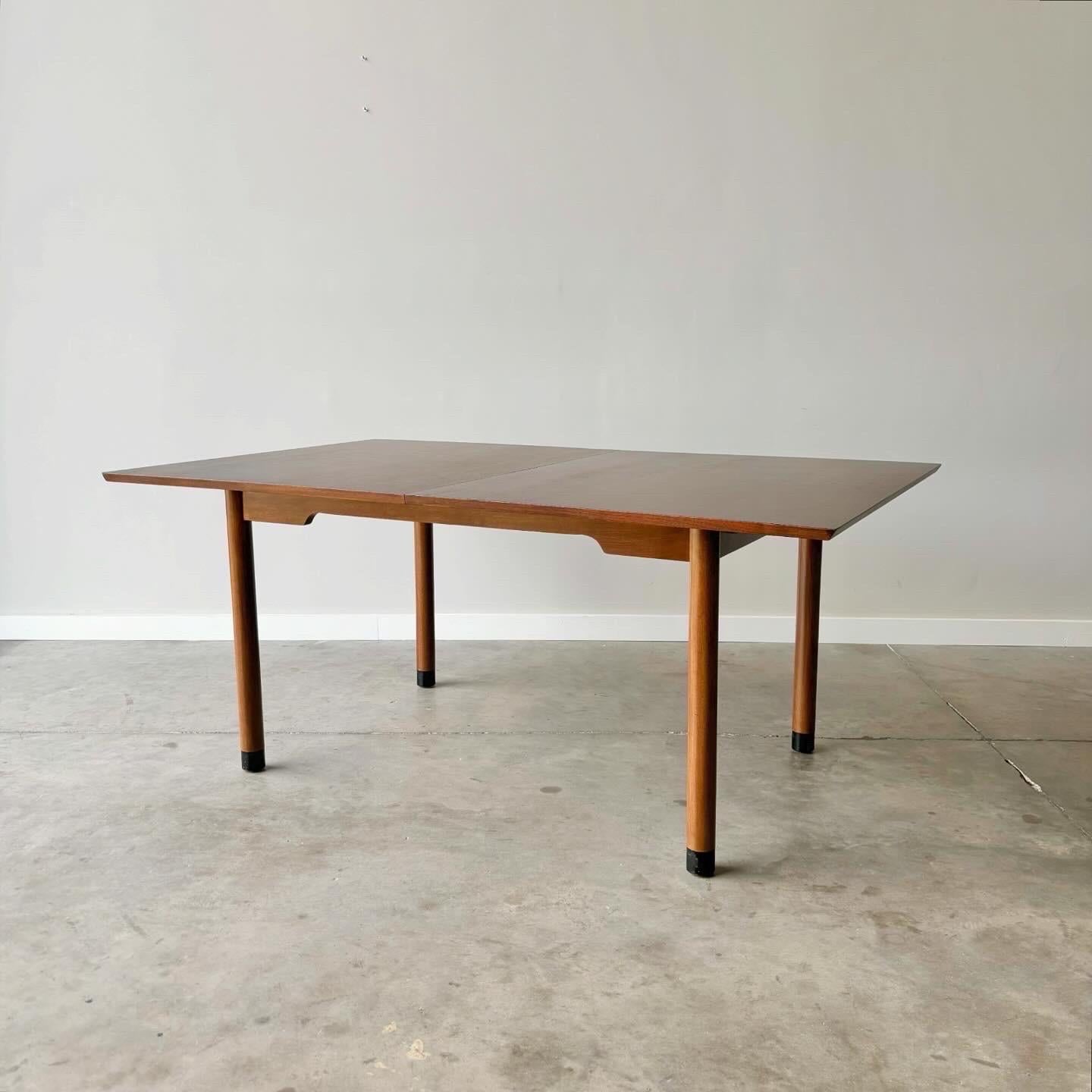 Table de salle à manger moderne du milieu du siècle dernier par Edward Wormley pour Dunbar.   Datant des années 1960, cette table présente un plateau en noyer foncé avec une base contrastée en noyer blanchi et des pieds enveloppés de cuir.  

Mesure