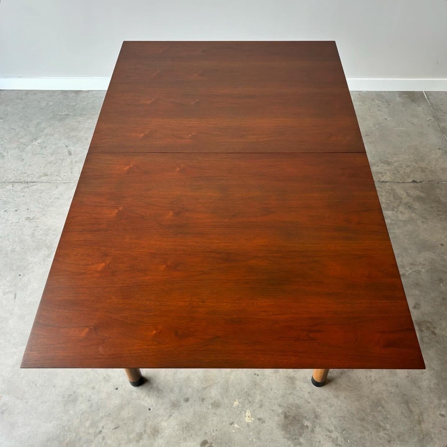 Table de salle à manger en noyer pour Dunbar, moderne du milieu du siècle dernier The Moderns Wormley Bon état - En vente à Raleigh, NC