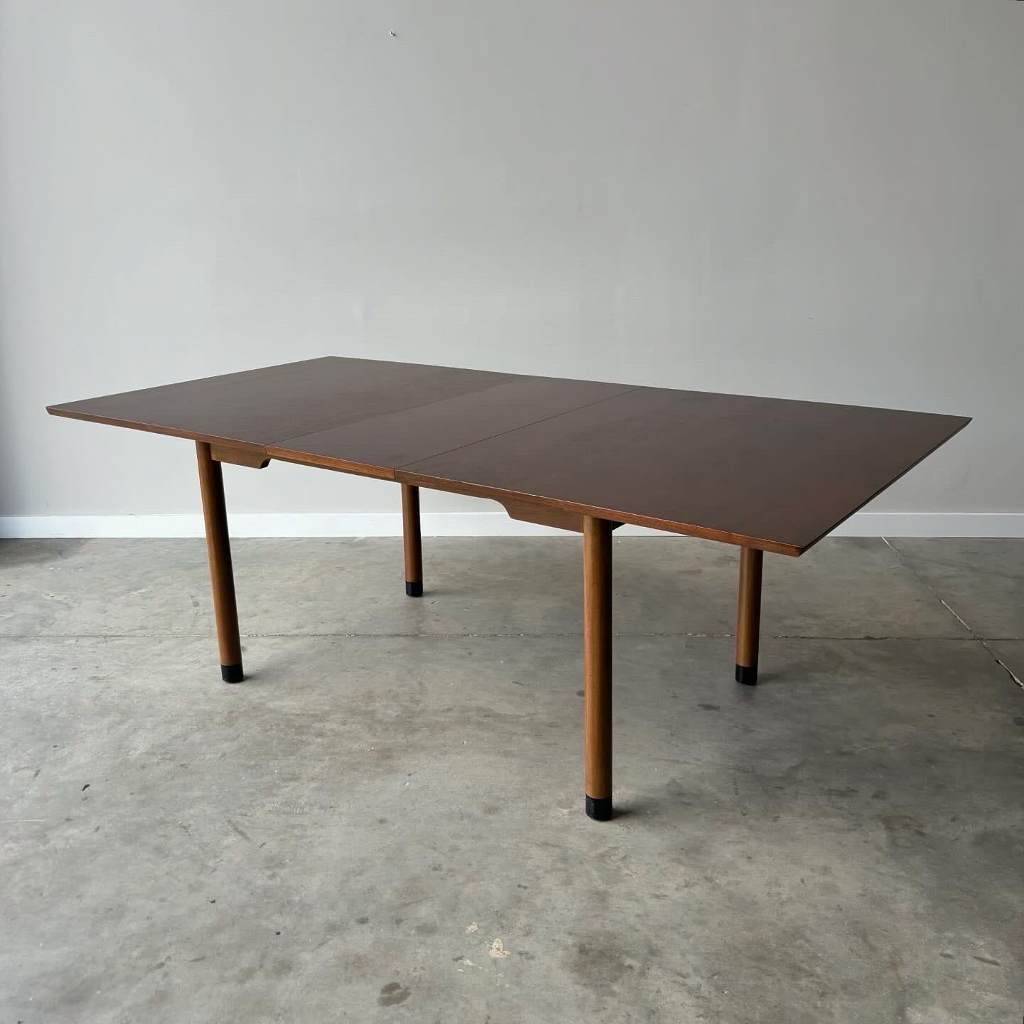 20ième siècle Table de salle à manger en noyer pour Dunbar, moderne du milieu du siècle dernier The Moderns Wormley en vente