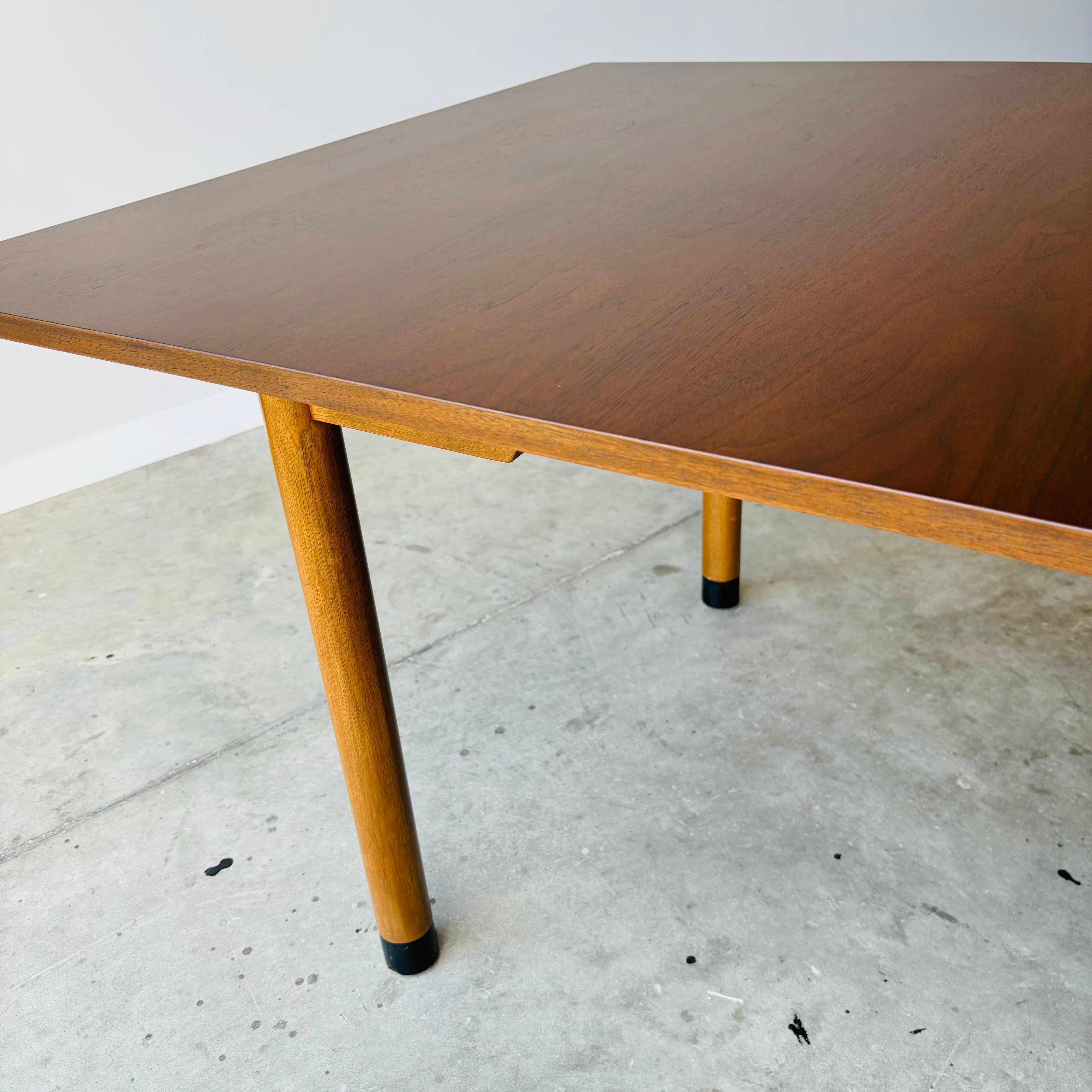 Noyer Table de salle à manger en noyer pour Dunbar, moderne du milieu du siècle dernier The Moderns Wormley en vente