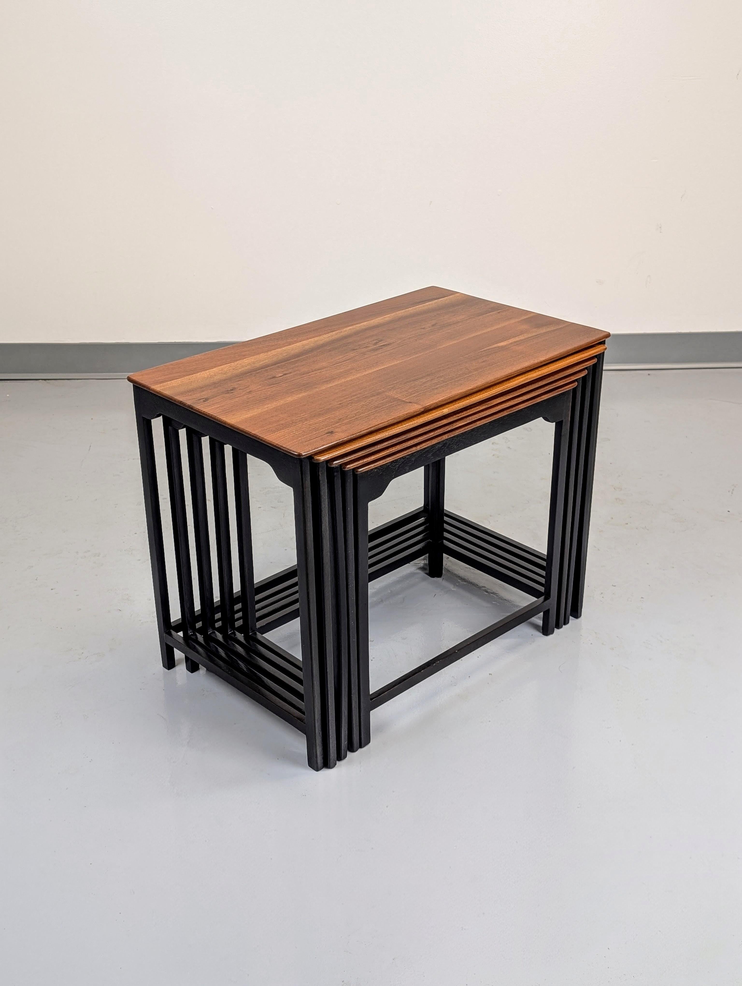 Ensemble de 5 tables gigognes en noyer par Edward Wormley pour Dunbar. Catalogué comme modèle #4785. Plateaux en sève de noyer et base ébonisée. Signé Dunbar.


Le plus grand -H : 20,50 x L : 26,25 x P : 15,5
H : 20.00 x L : 24.50 x P : 14.75
H :