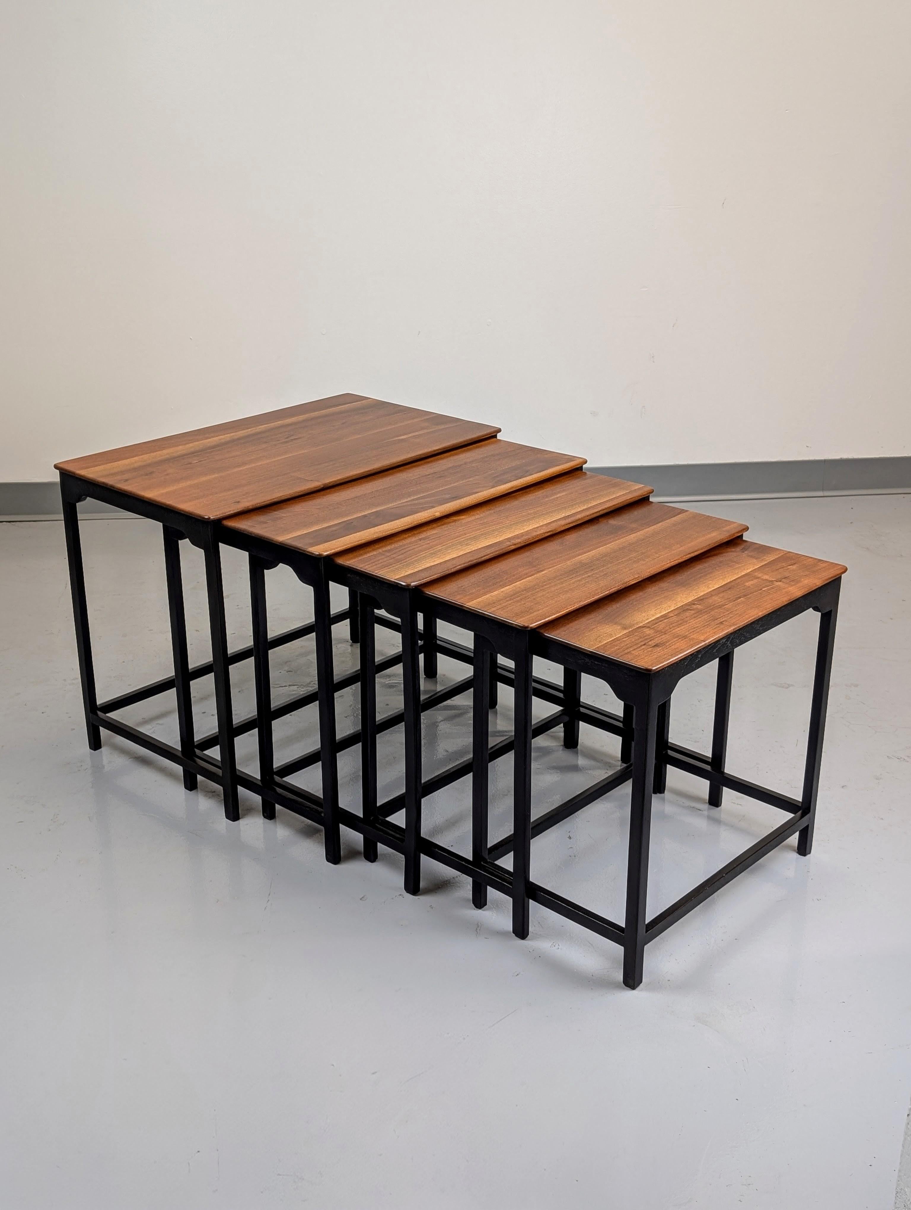 20ième siècle Tables gigognes en noyer Edward Wormley modèle #4785, set de cinq en vente