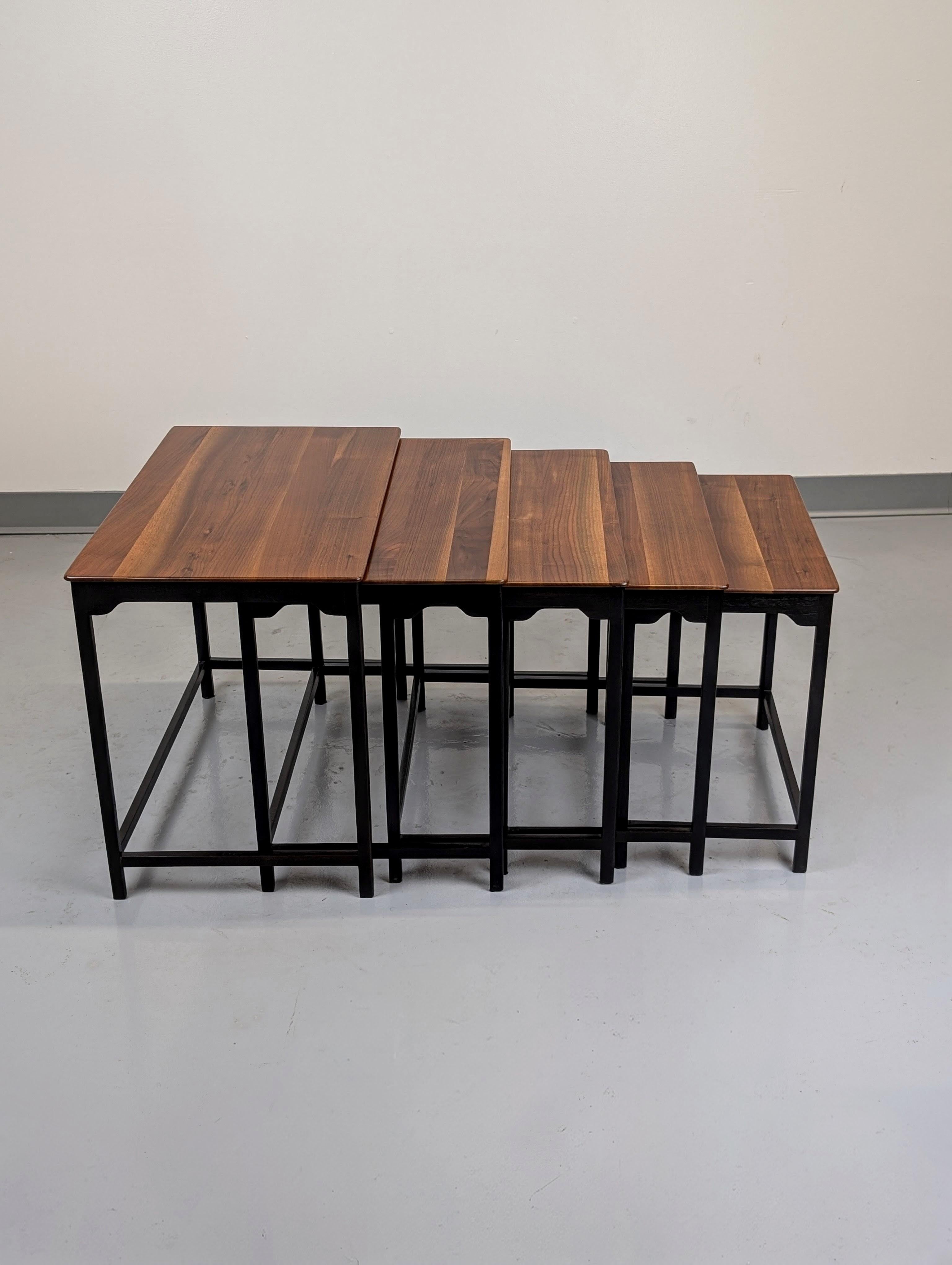 Noyer Tables gigognes en noyer Edward Wormley modèle #4785, set de cinq en vente