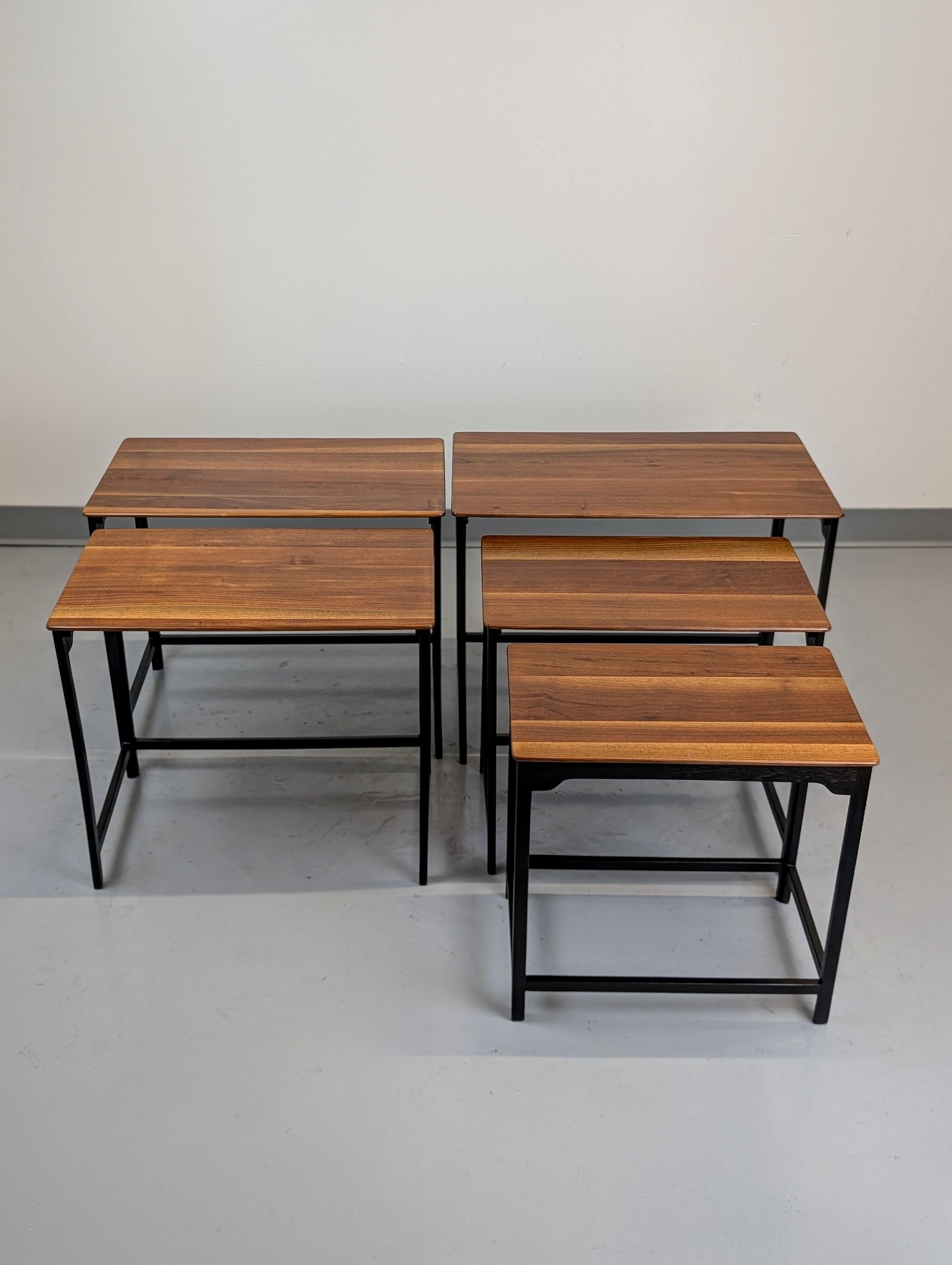 Tables gigognes en noyer Edward Wormley modèle #4785, set de cinq en vente 4