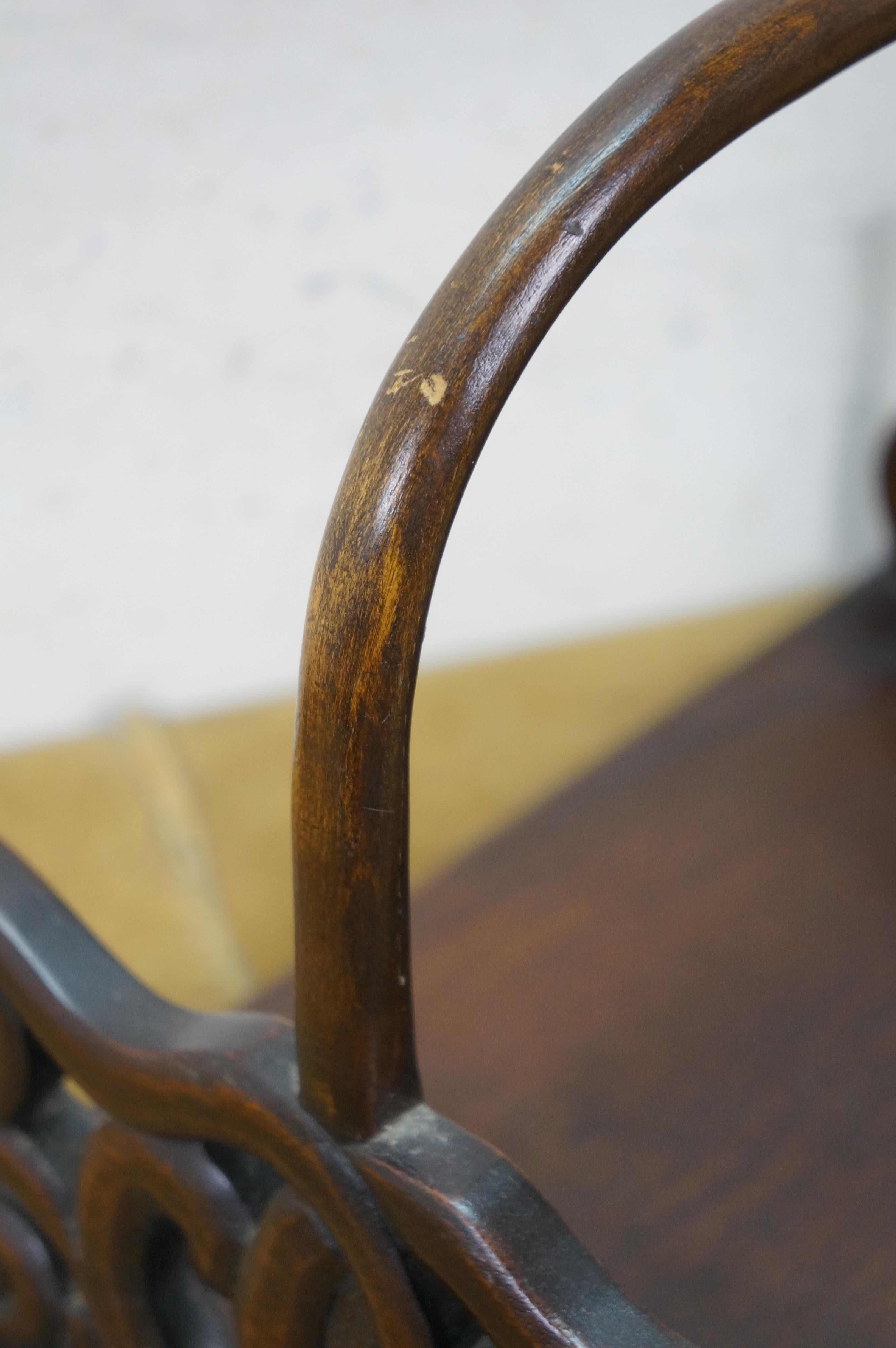 Edwardia Acajou Porte-revues à volutes percées Plateau à livres Poignée en bois courbé 15 en vente 4