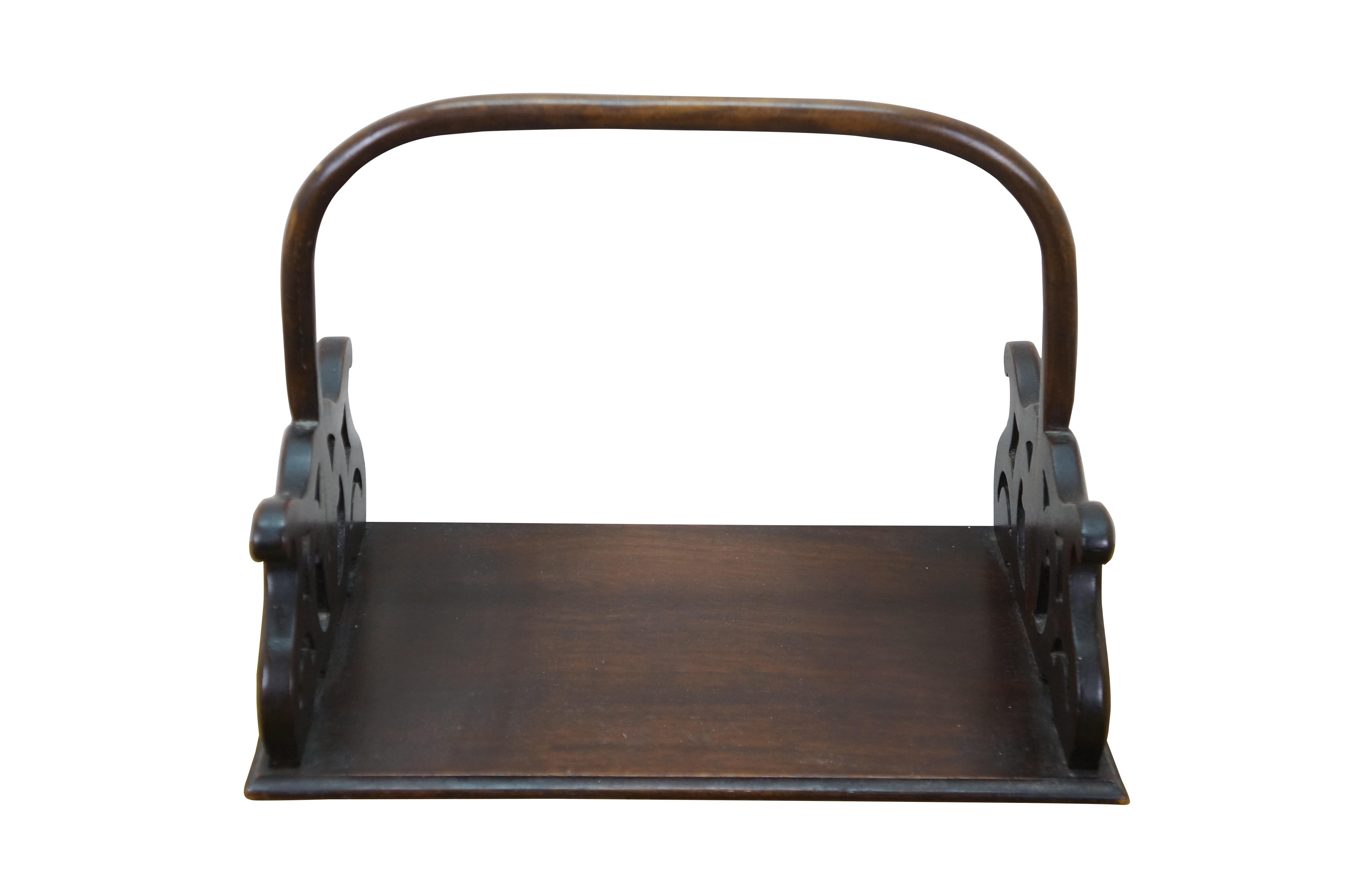 Édouardien Edwardia Acajou Porte-revues à volutes percées Plateau à livres Poignée en bois courbé 15 en vente