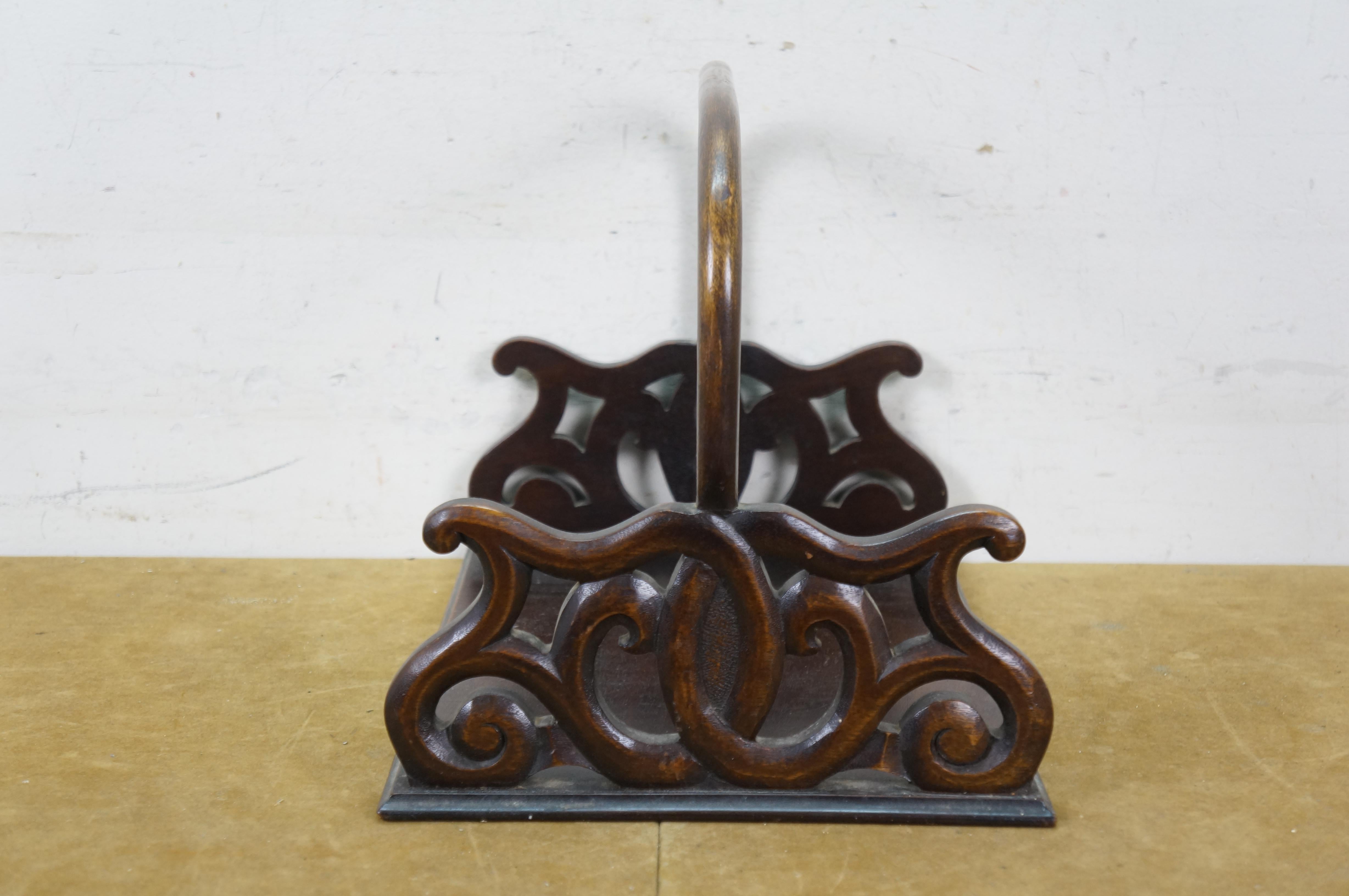 Américain Edwardia Acajou Porte-revues à volutes percées Plateau à livres Poignée en bois courbé 15 en vente