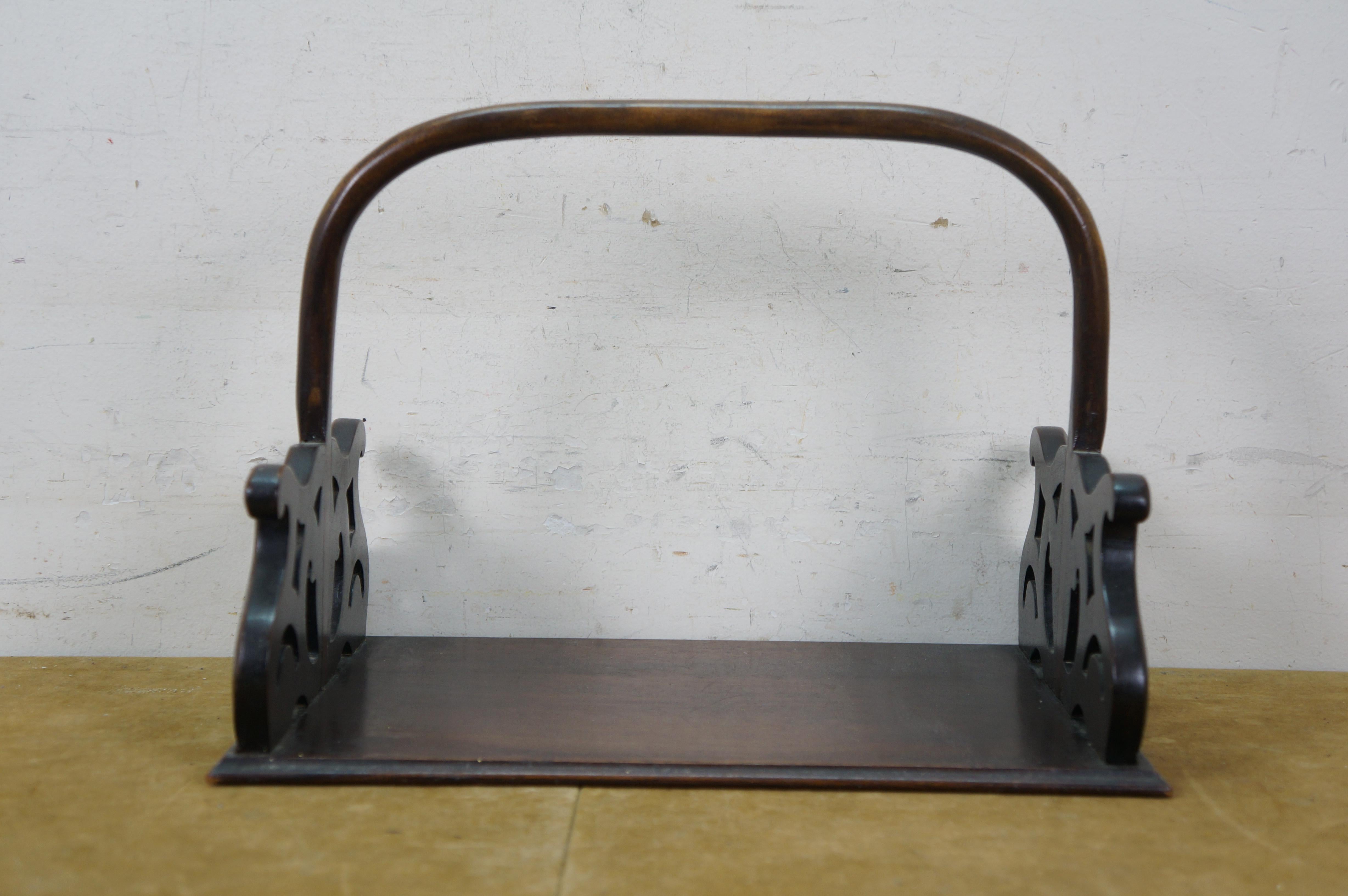 Edwardia Acajou Porte-revues à volutes percées Plateau à livres Poignée en bois courbé 15 Bon état - En vente à Dayton, OH