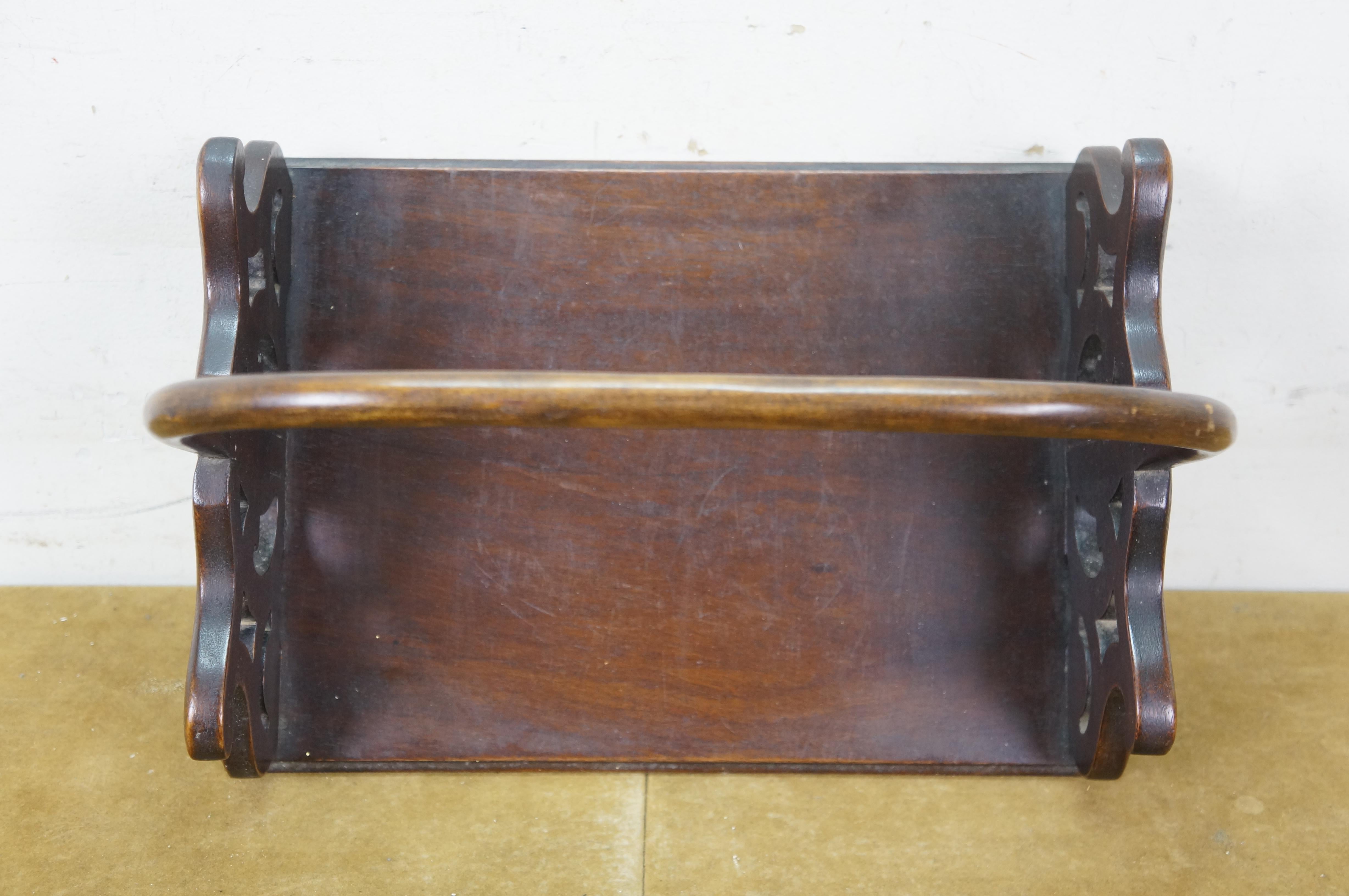 20ième siècle Edwardia Acajou Porte-revues à volutes percées Plateau à livres Poignée en bois courbé 15 en vente