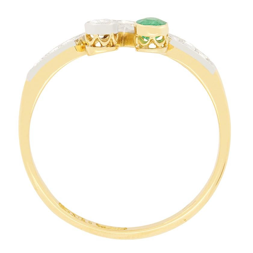 Dieser wunderschöne Ring aus der Edwardianischen Ära besticht durch sein einzigartiges Design mit einer Reihe von Diamanten und einem einzelnen Smaragd. Die drei größten Steine sitzen in der Mitte des Rings. Ein Diamant und ein Smaragd sind auf