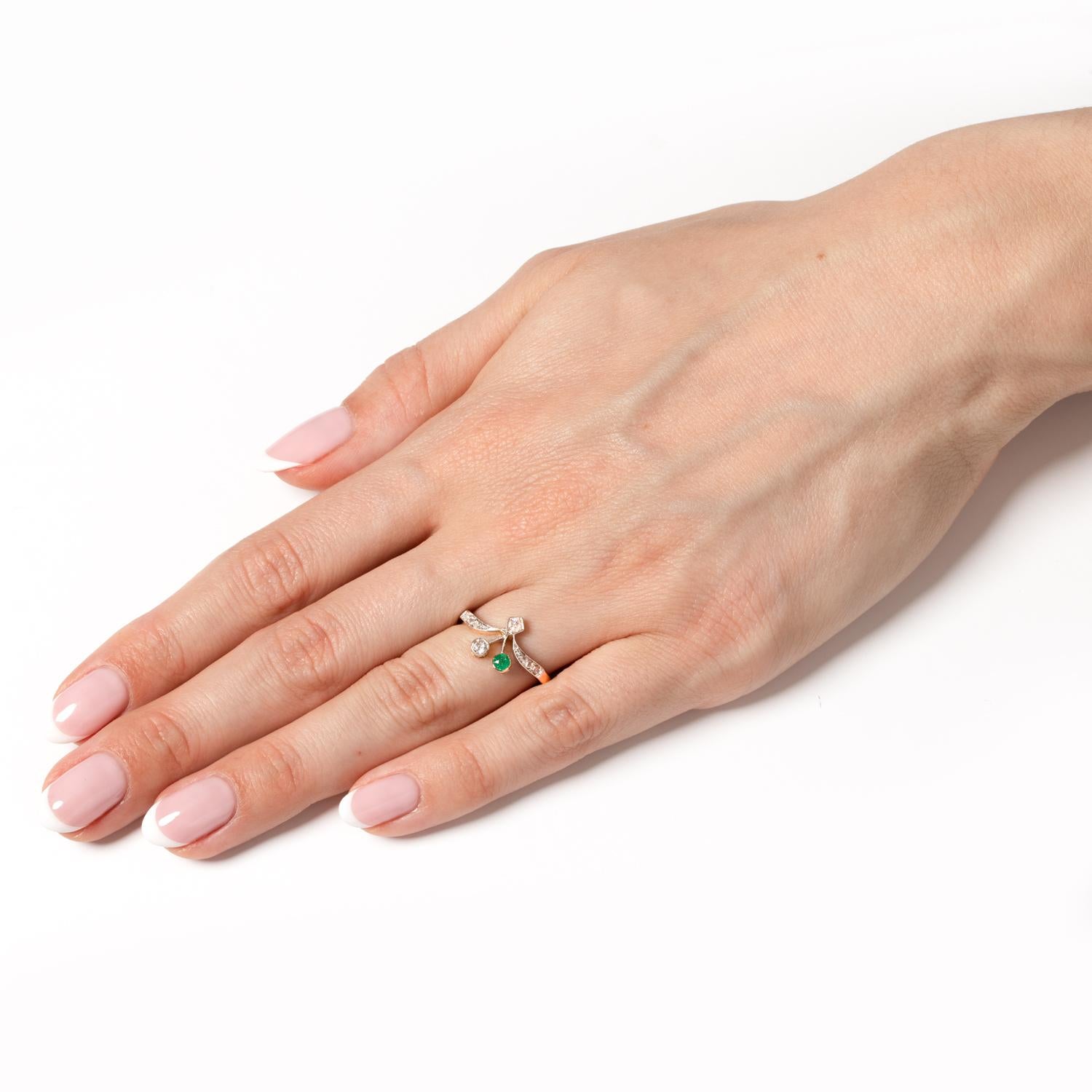 Edwardianischer 0,15 Karat Diamant- und Smaragd-Cluster-Ring, ca. 1910er Jahre Damen im Angebot