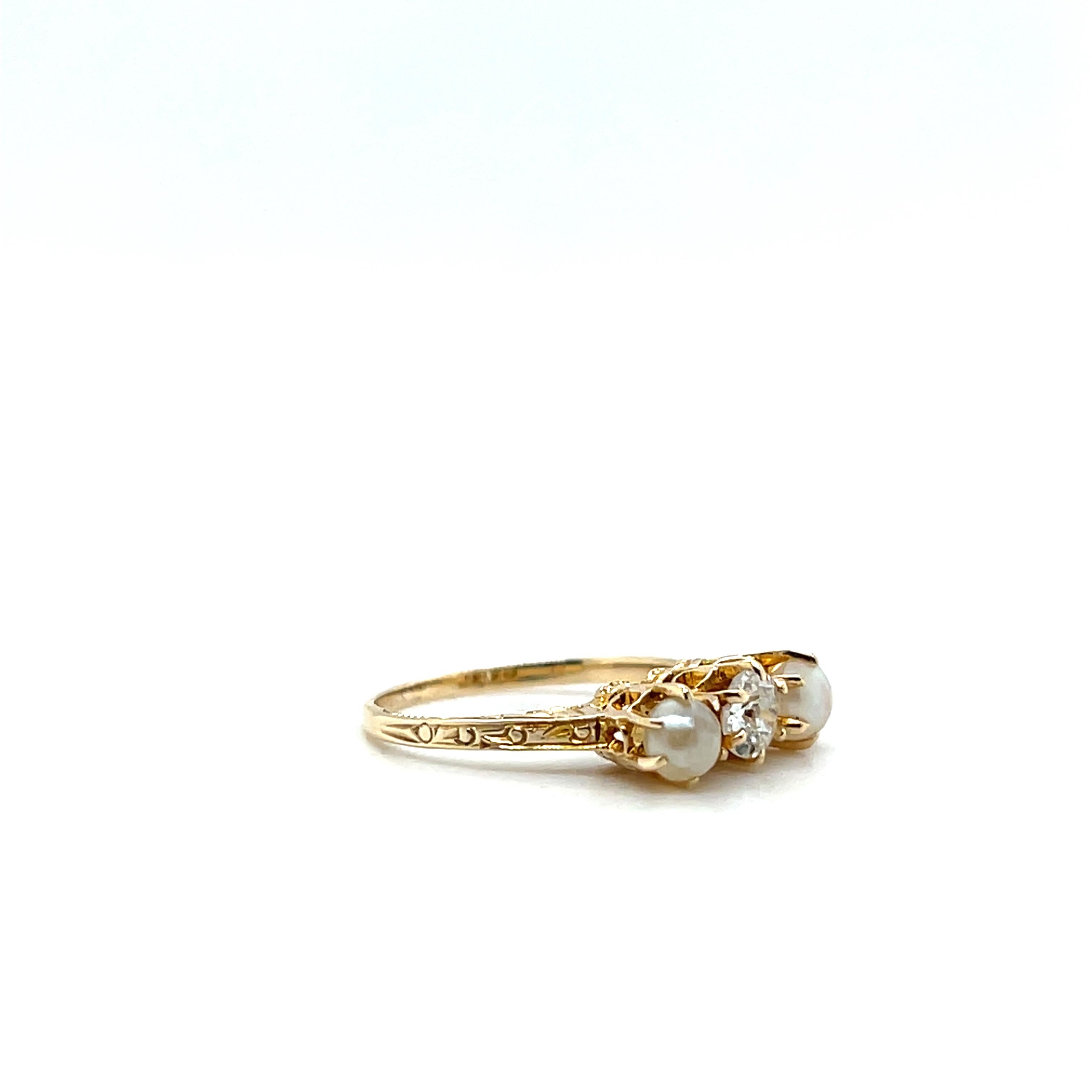 Taille vieille mine Bague édouardienne en or jaune 14k de 0,25 carat, diamant taillé à l'ancienne et perle en vente