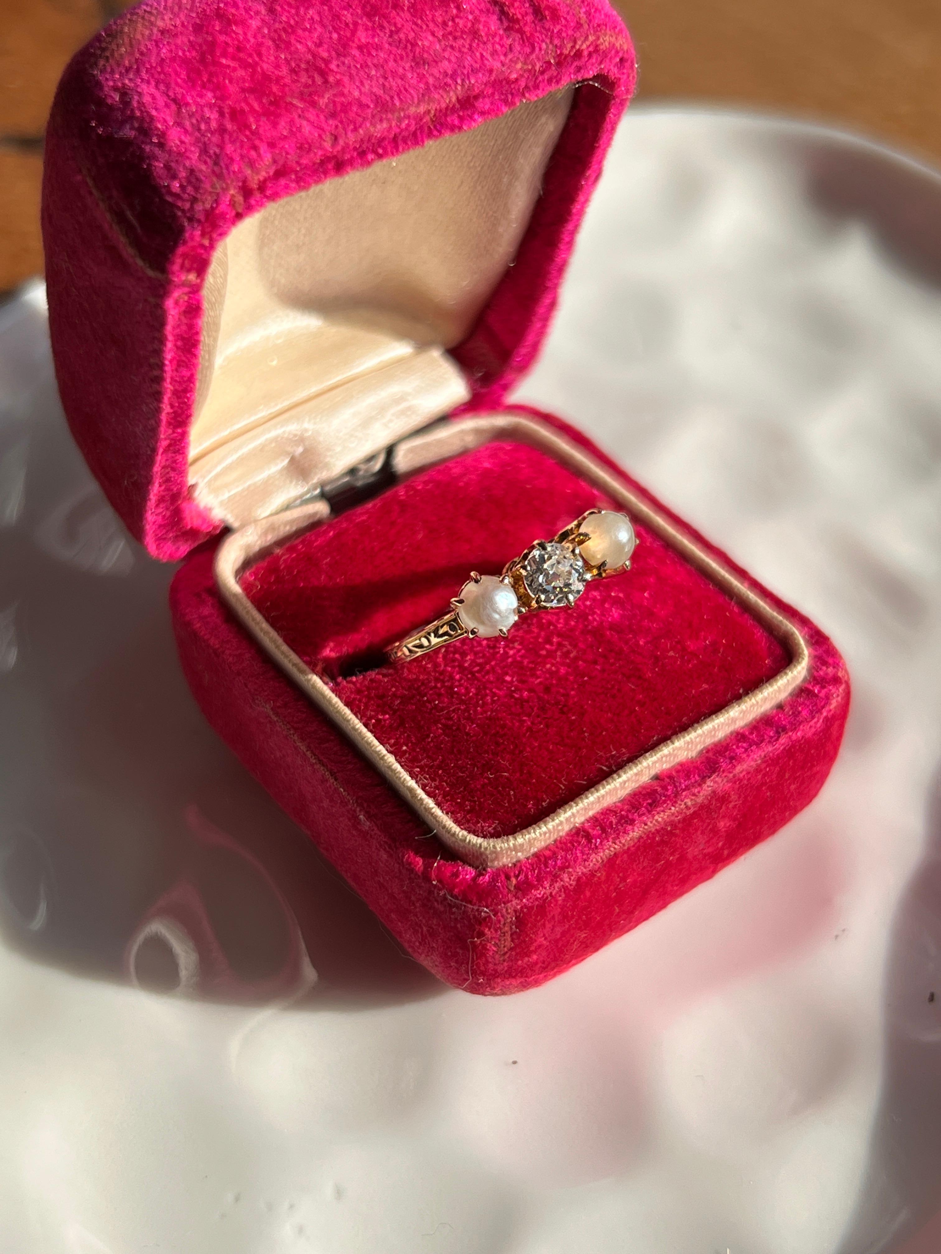 Bague édouardienne en or jaune 14k de 0,25 carat, diamant taillé à l'ancienne et perle en vente 2