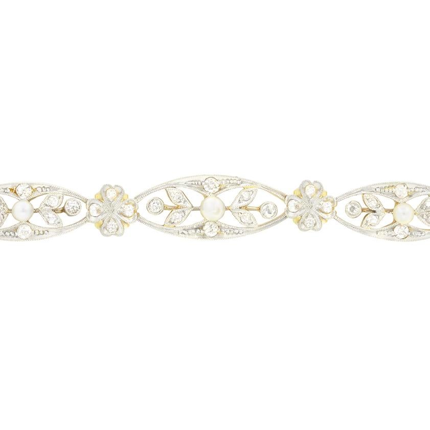 Esta impresionante pulsera se fabricó en la época eduardiana. Cada eslabón de diseño floral lleva una perla en su centro rodeada de diamantes talla antigua. A lo largo de la pulsera hay engastados un total de 0,32 quilates en diamantes de talla